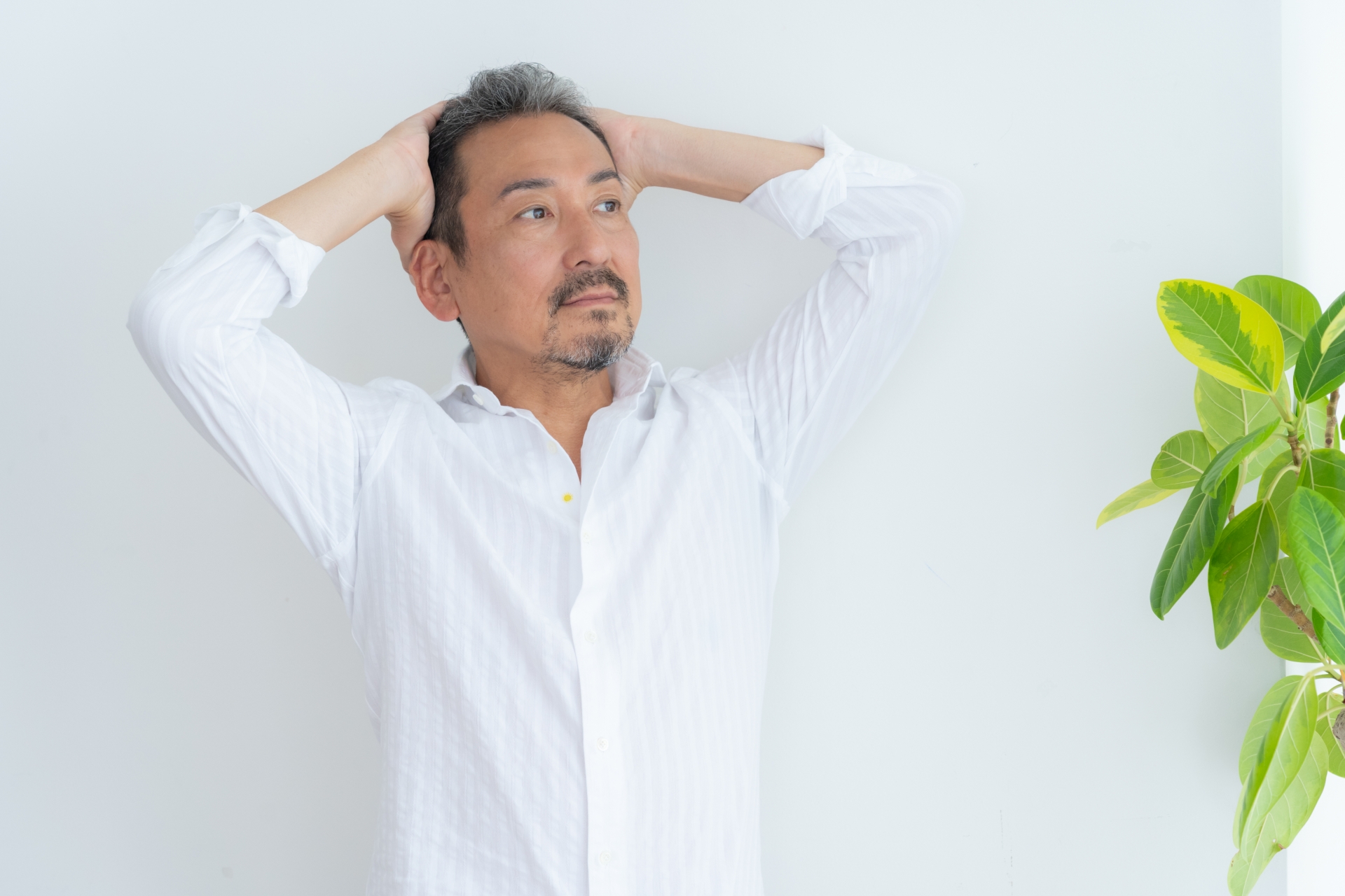 頭を抱える男性