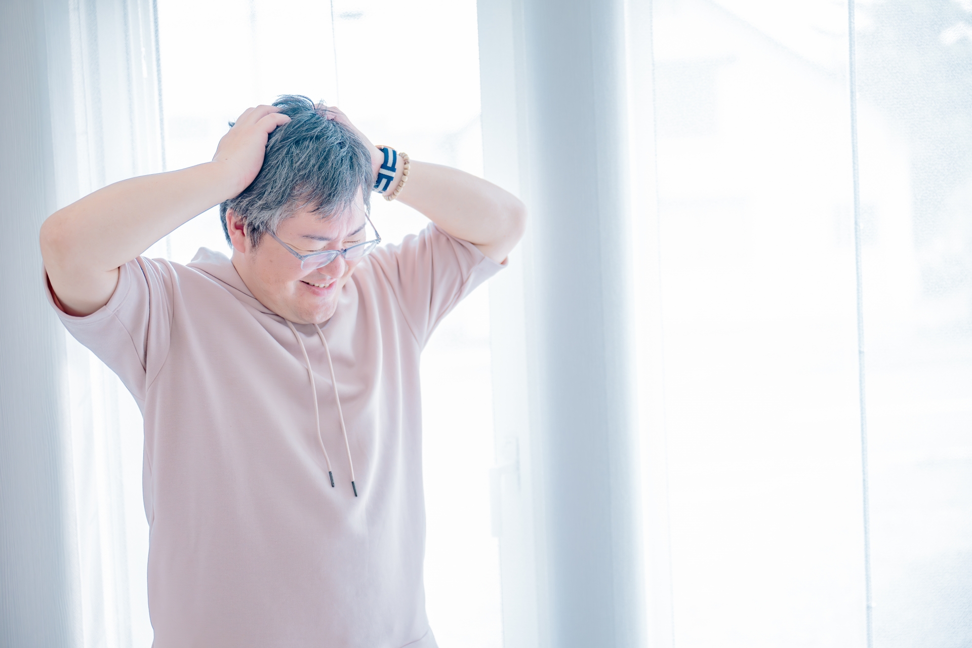 頭を抱える男性