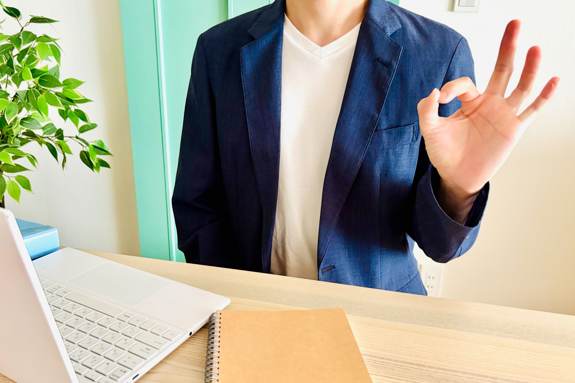 OKサインをする男性