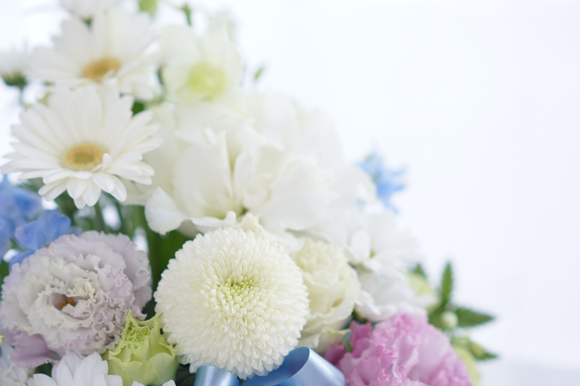 紫や白や青色の仏花