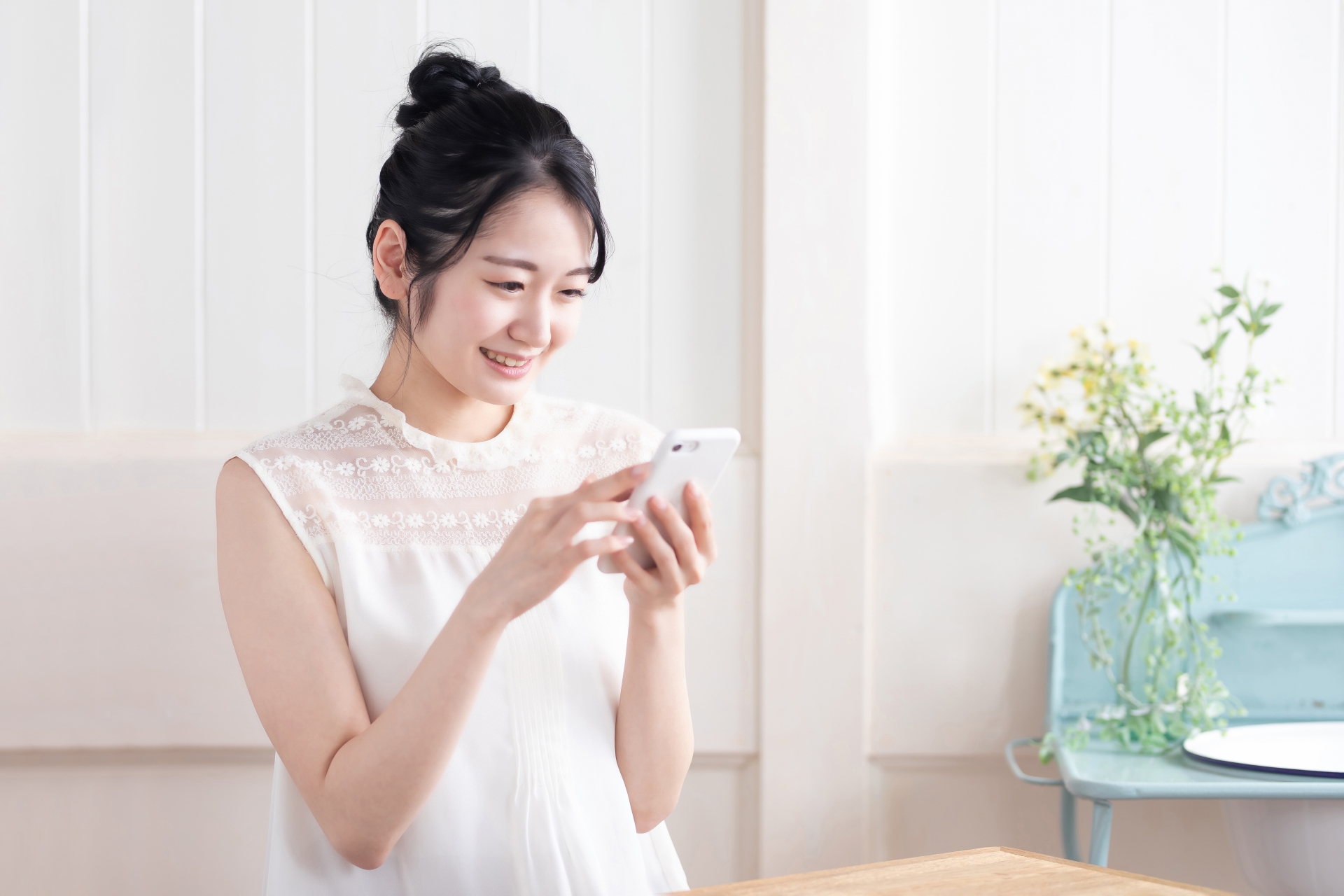 スマホを見る女性（笑顔）