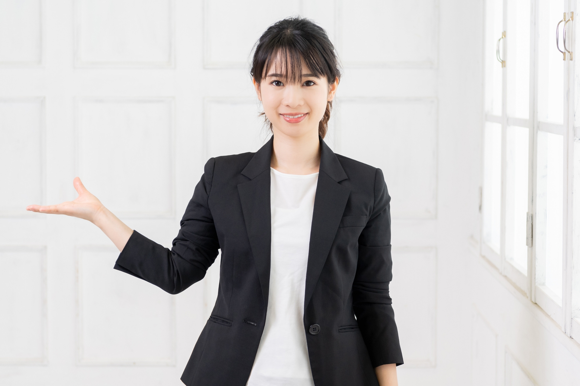 手を差し出して案内する人