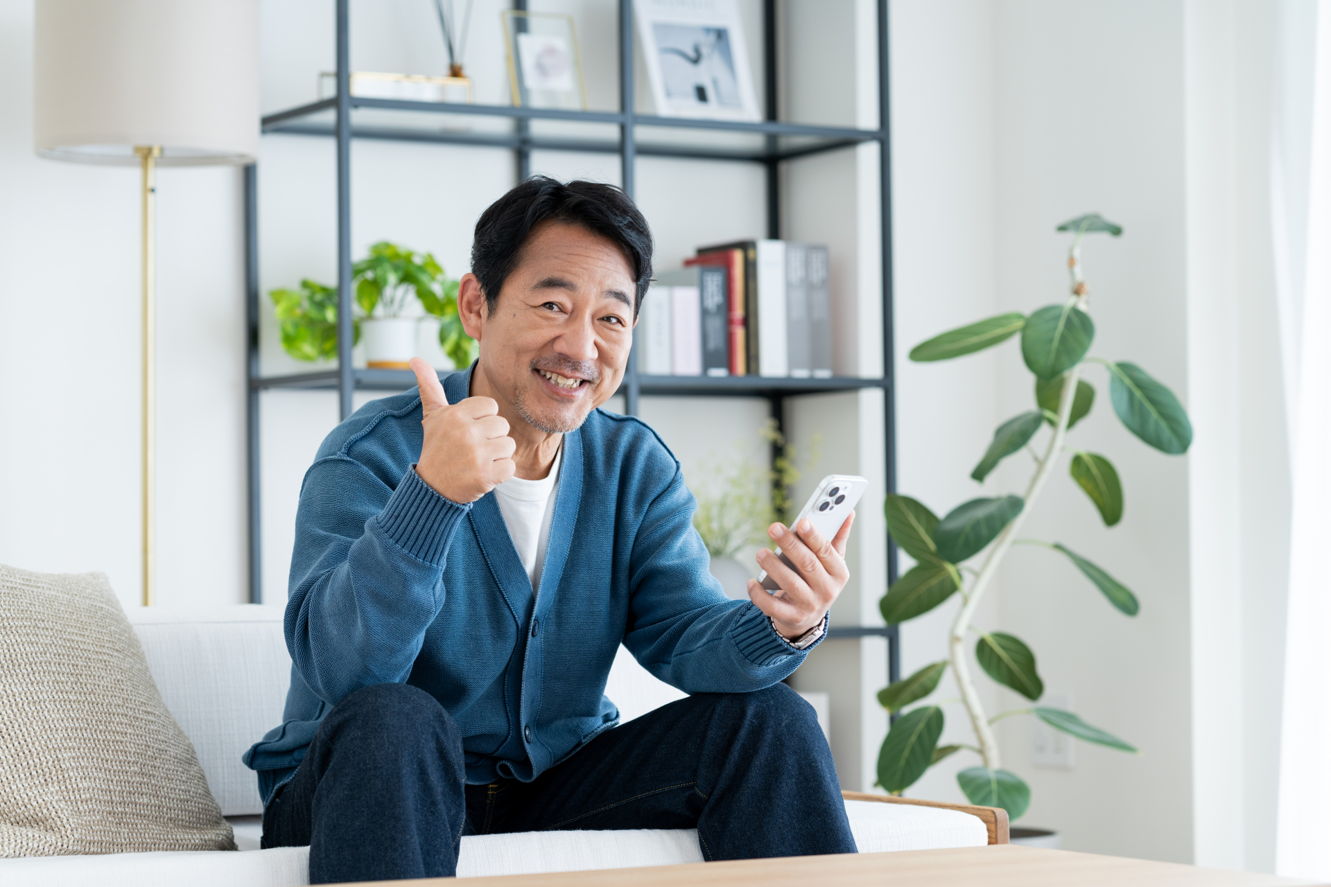 リビングでスマホを使うミドルの男性