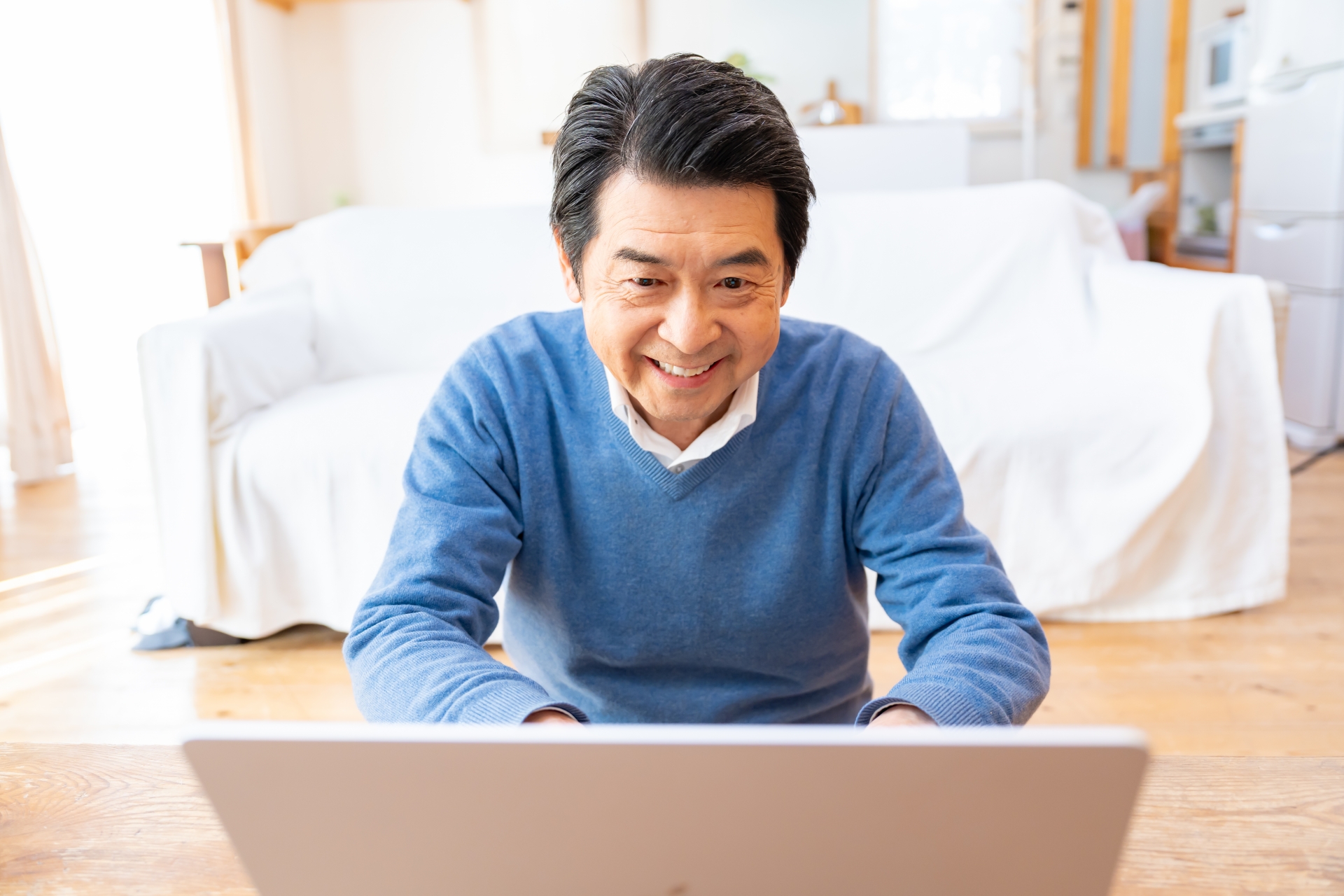 パソコン作業をするシニア男性