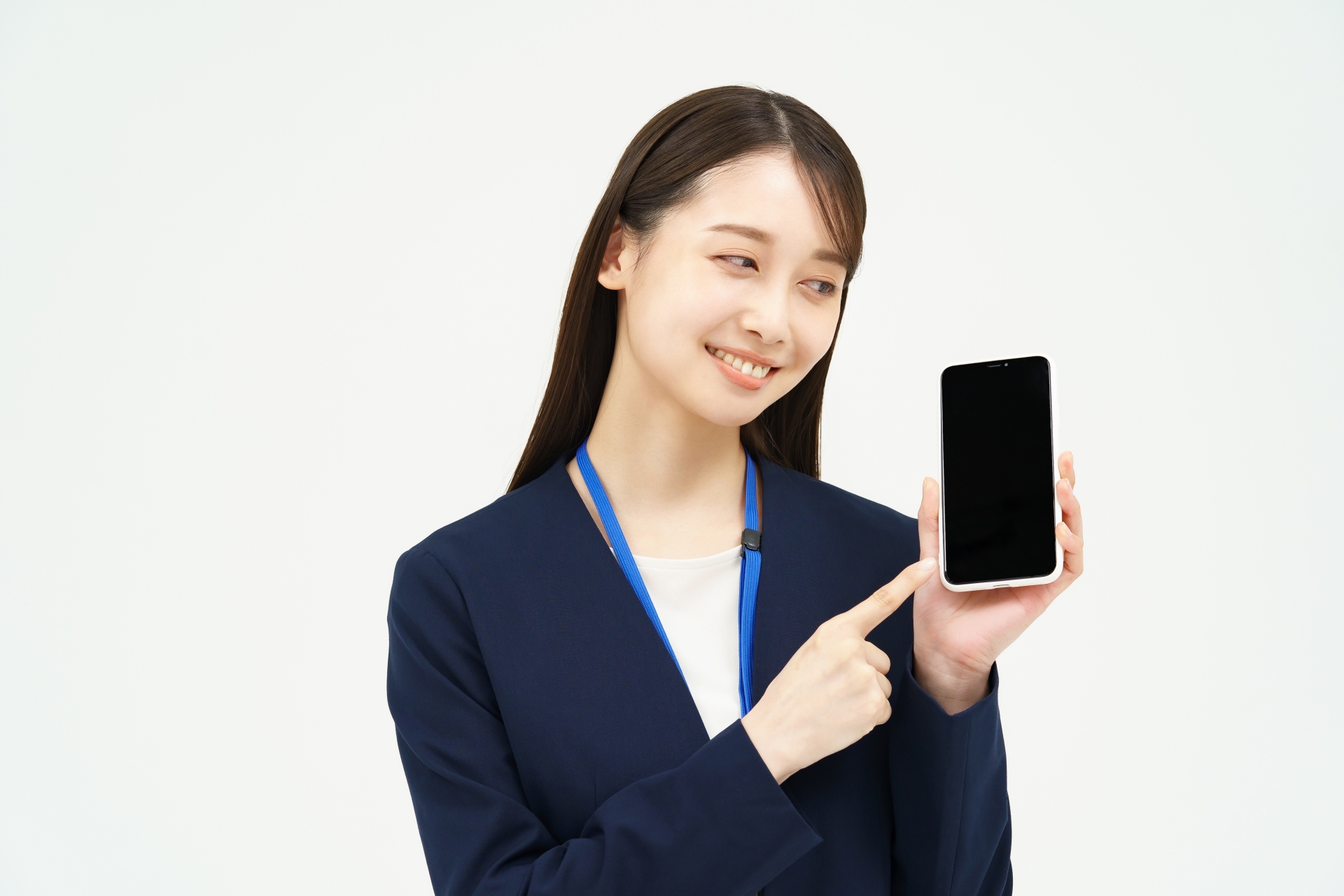 スマホの画面を指差すスーツ姿の女性