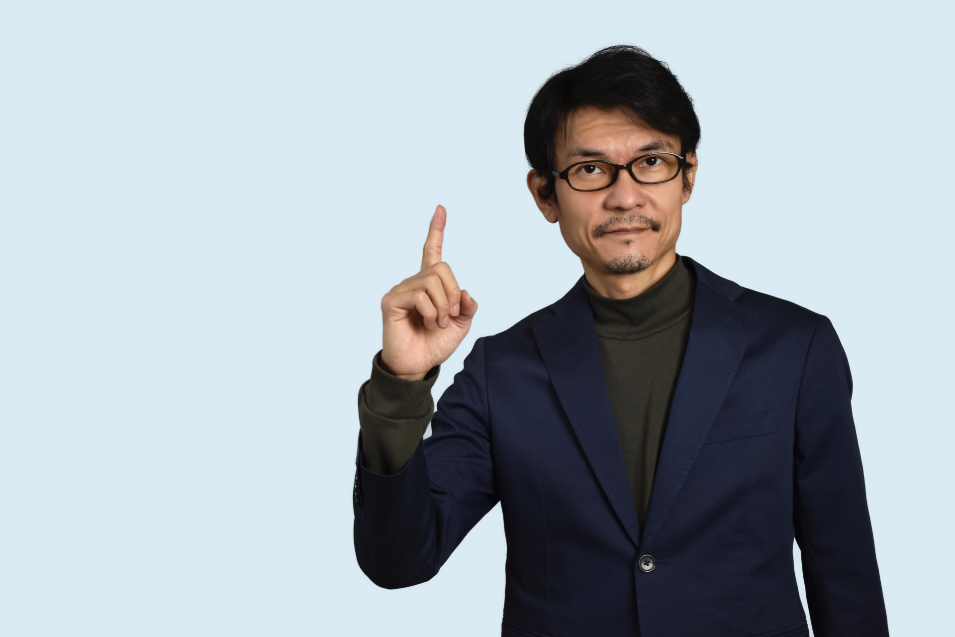 人差し指を立てている男性
