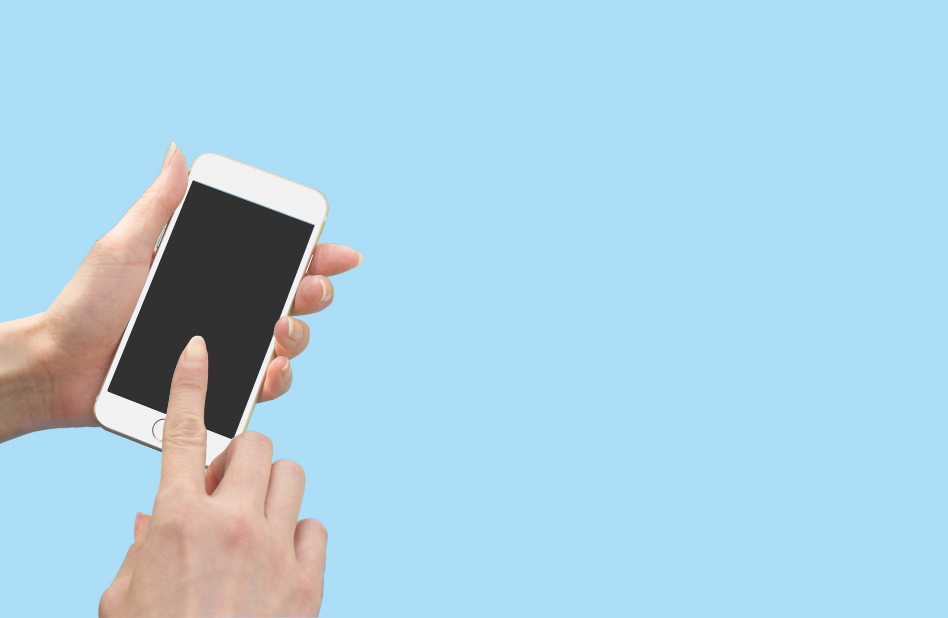 スマホを操作する手元