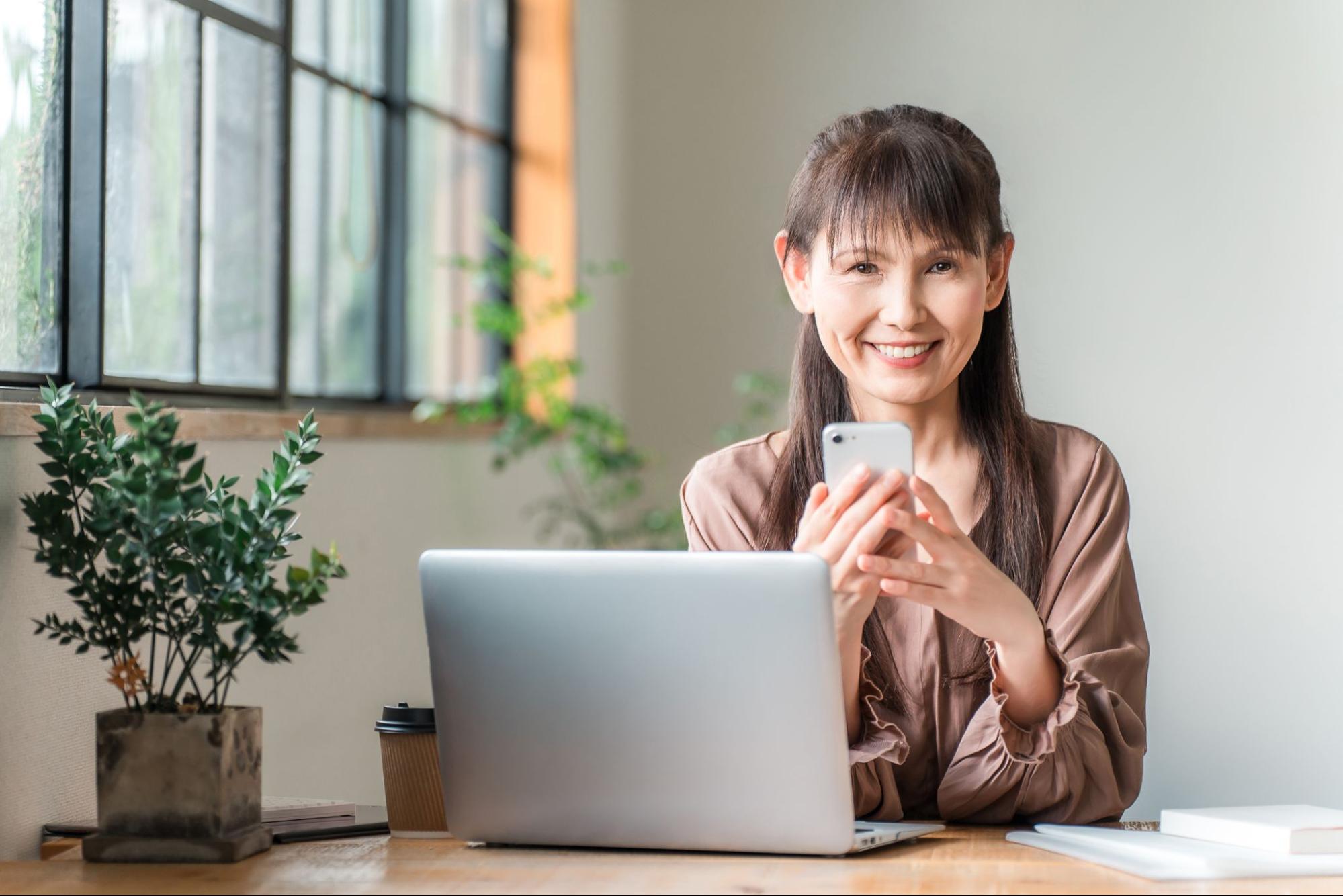 スマホを持つ女性