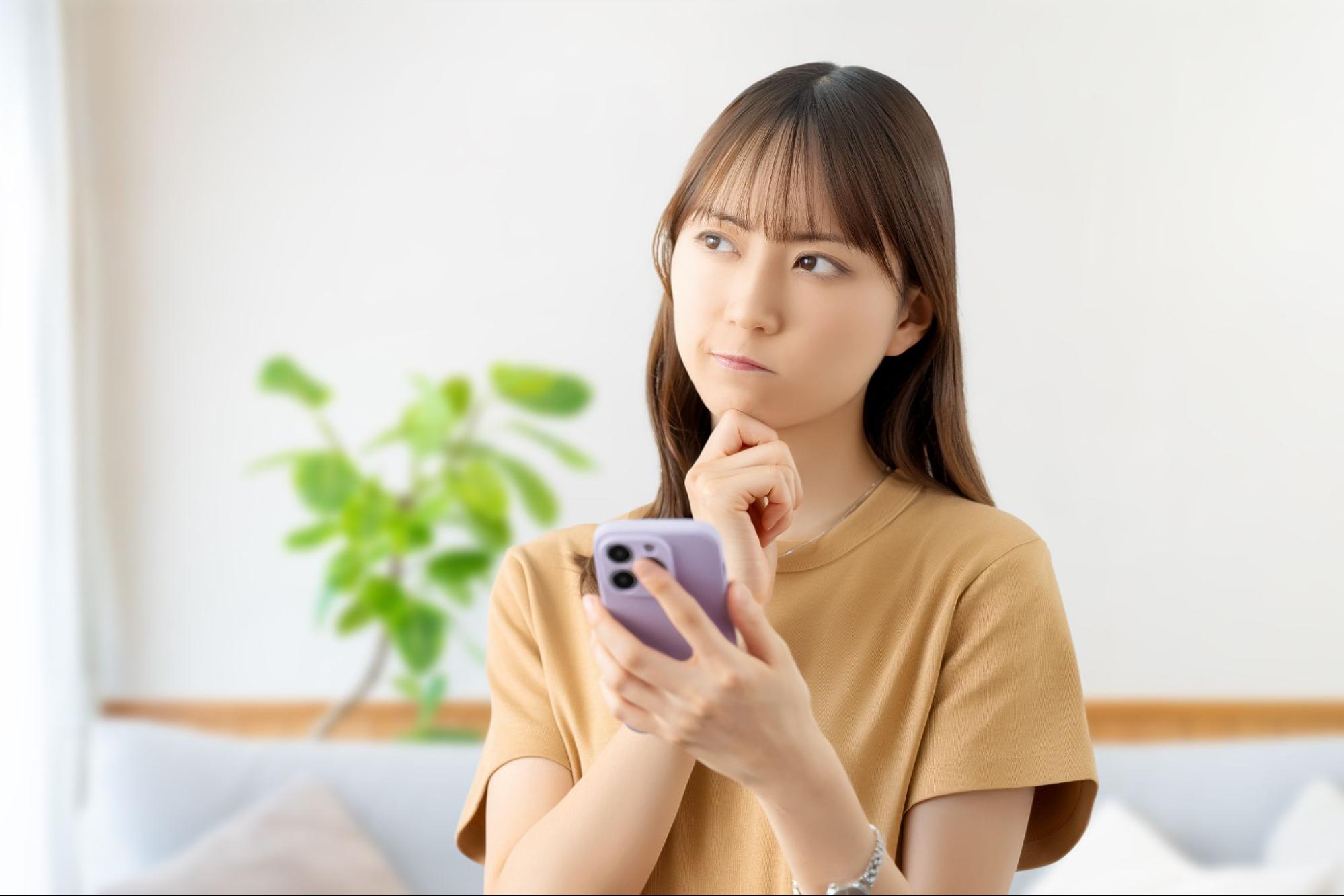 考える女性