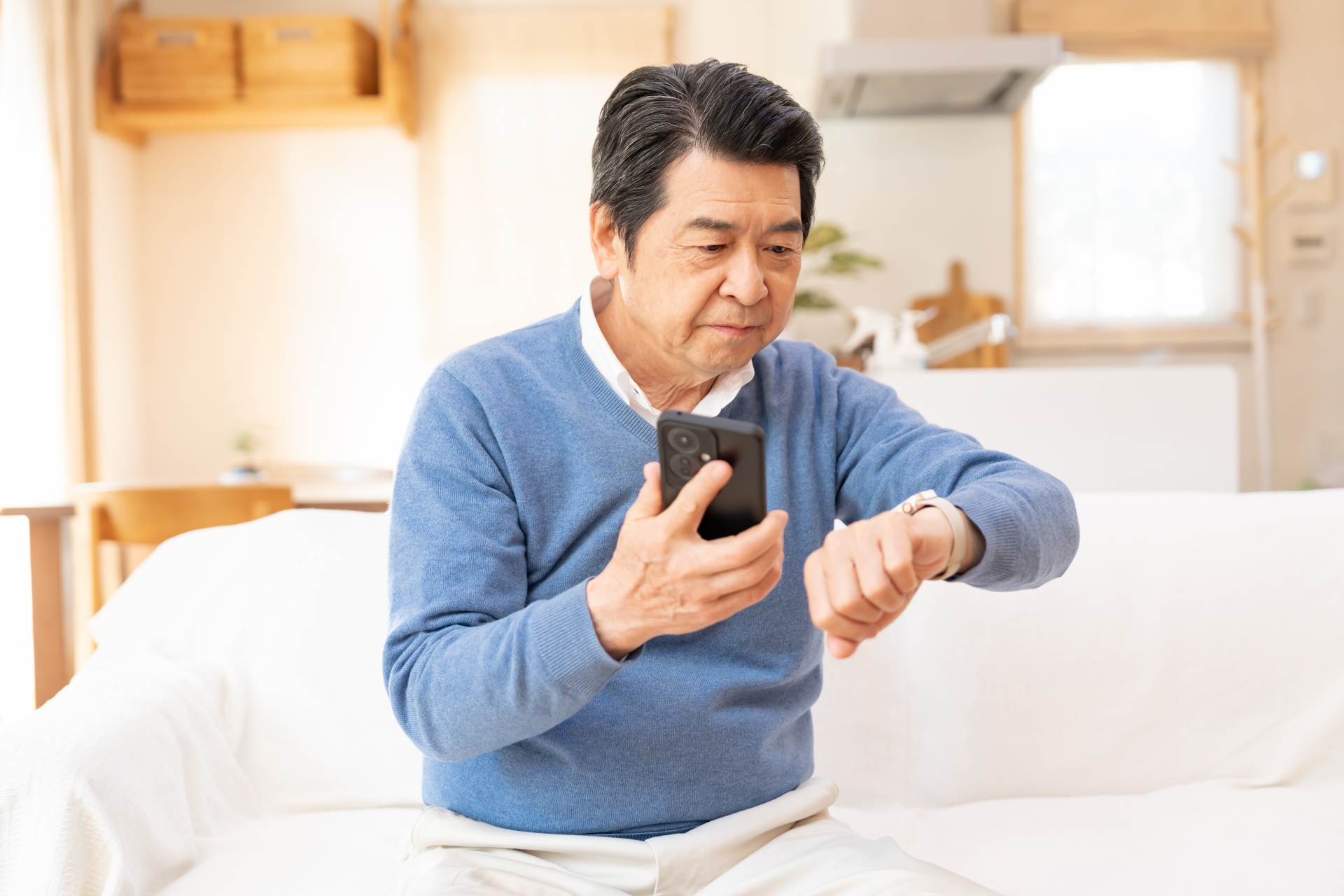 時間を気にする男性