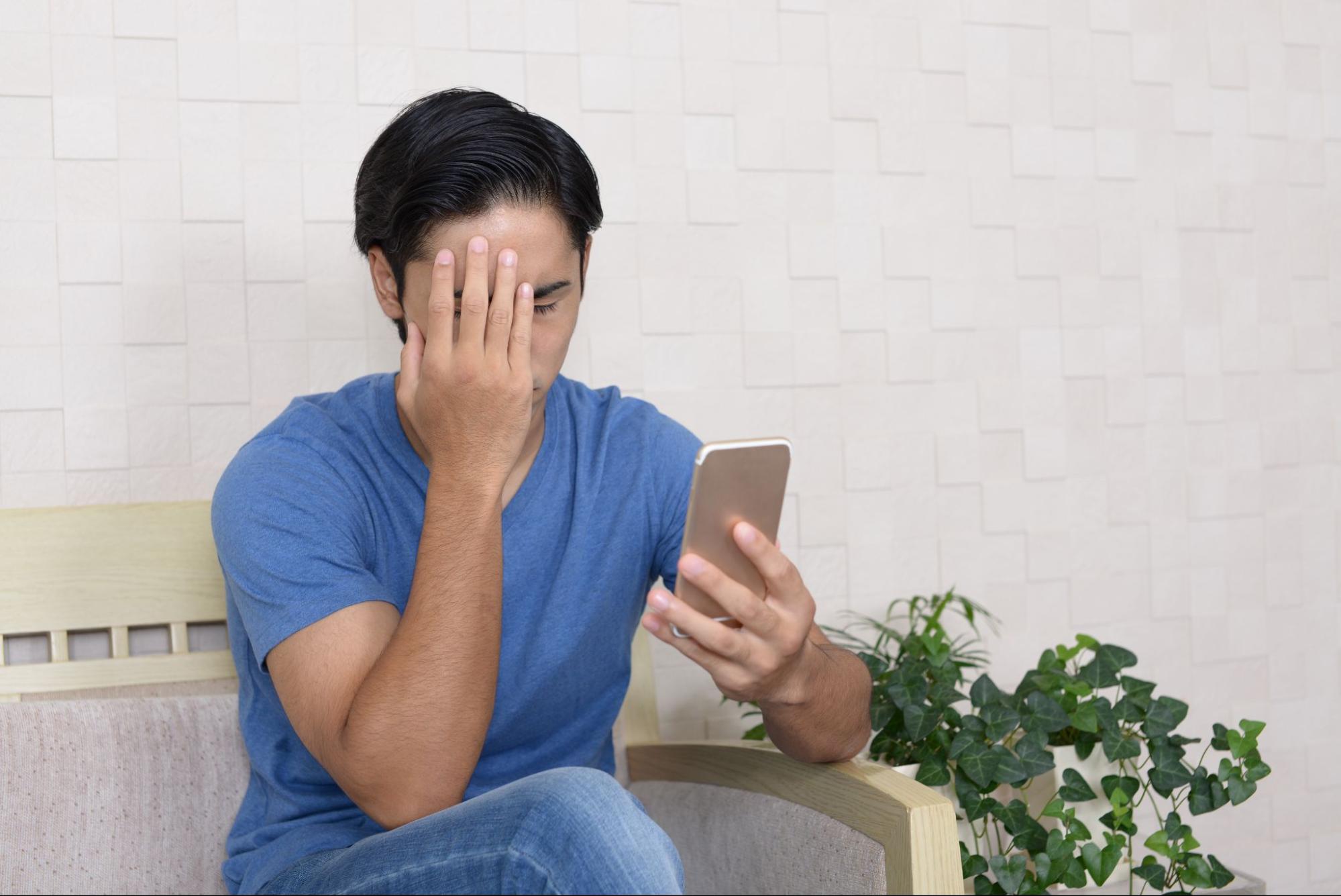 頭を抱える男性