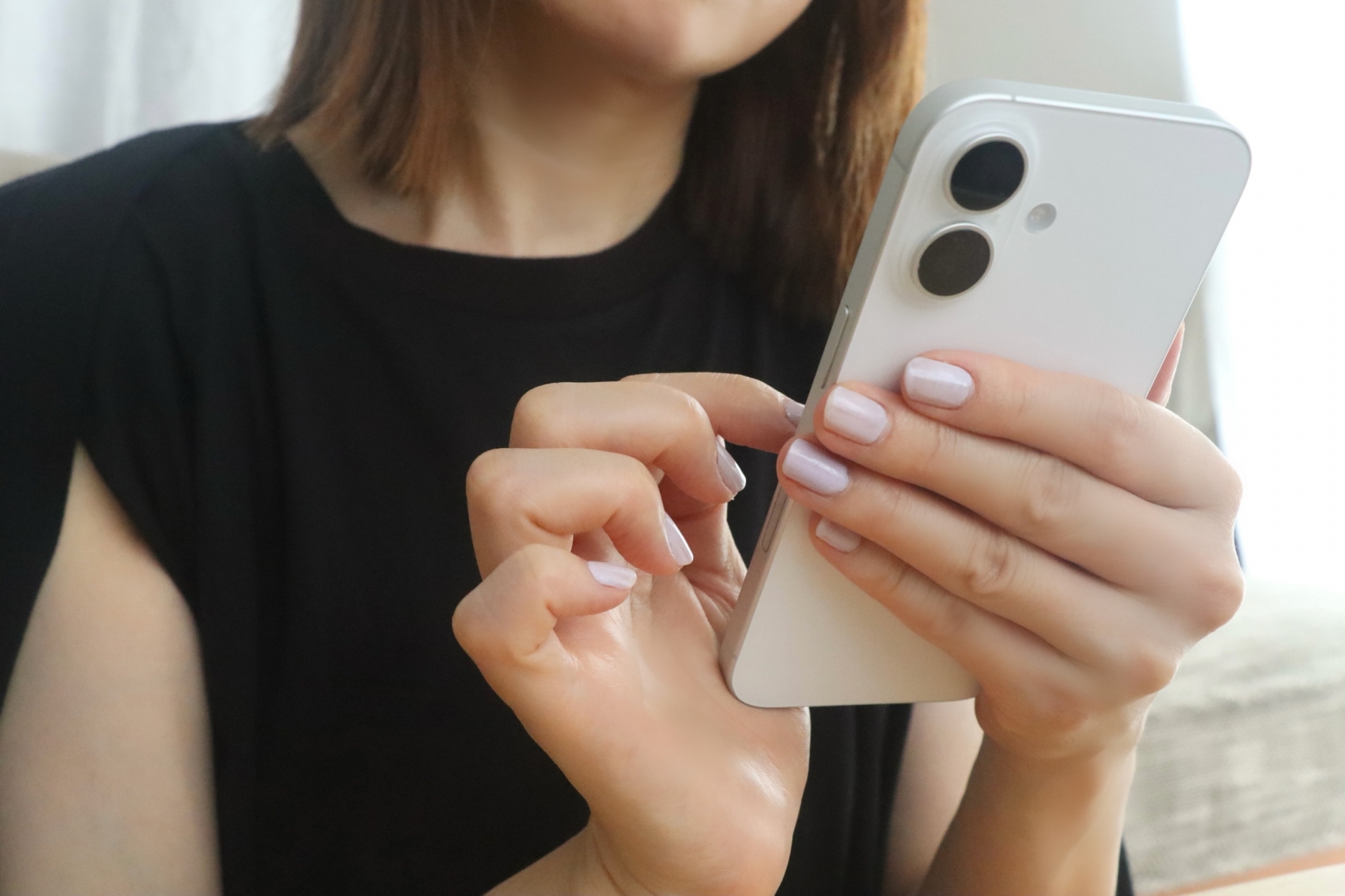 スマホを持つ女性