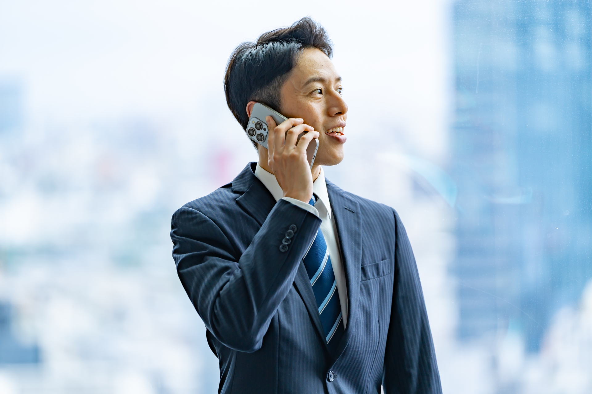 電話をする男性