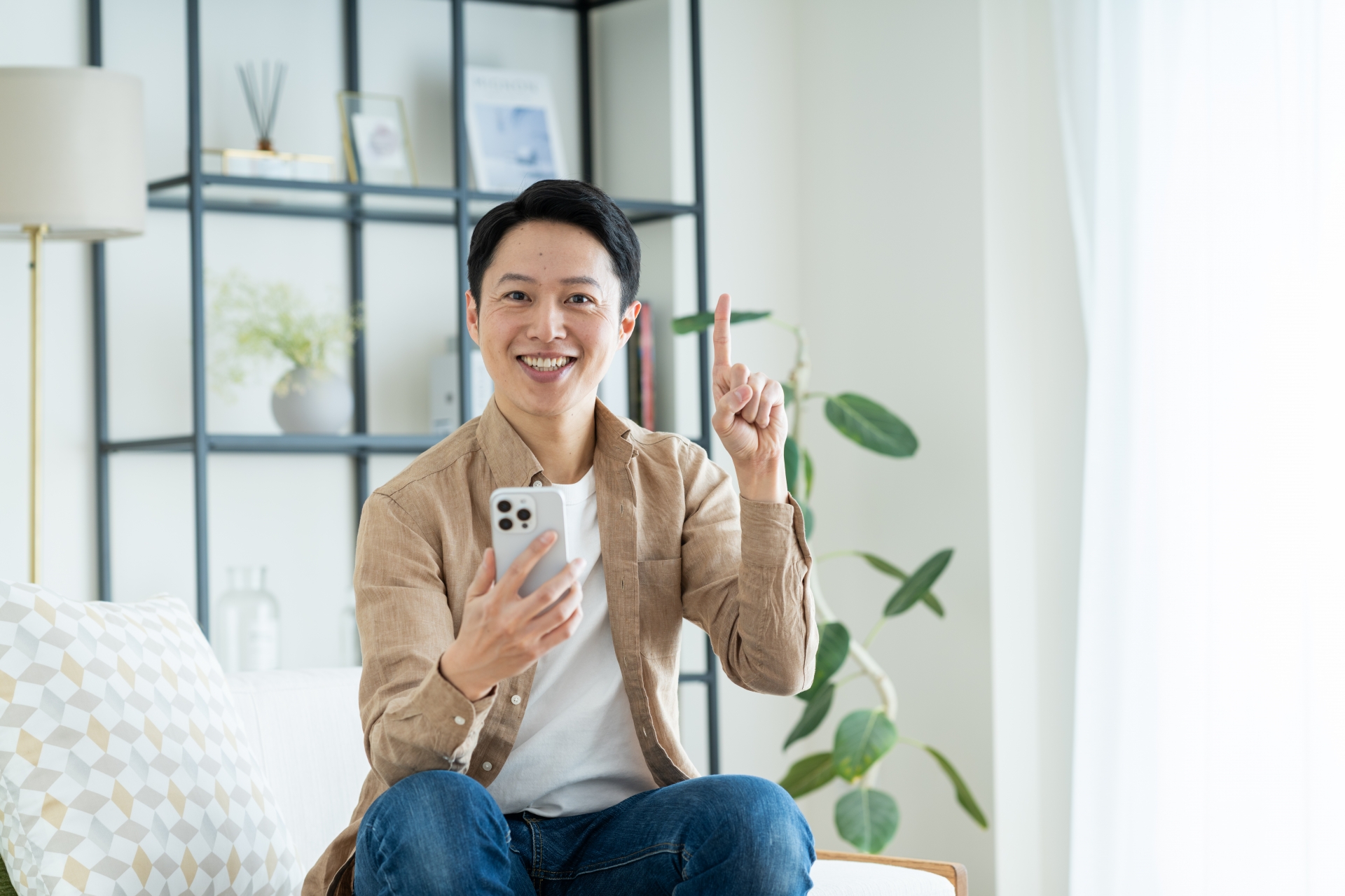 リビングでスマホを使うミドルの男性