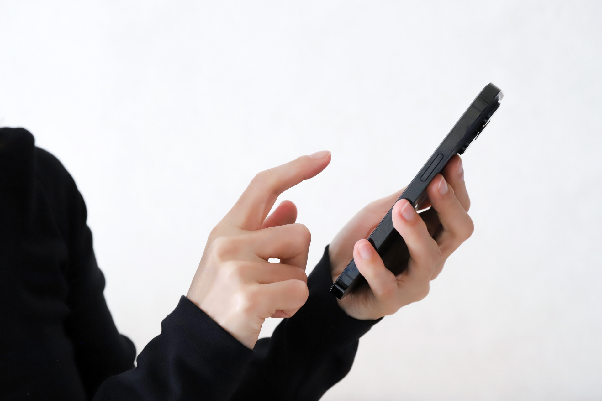 スマホを触る手元