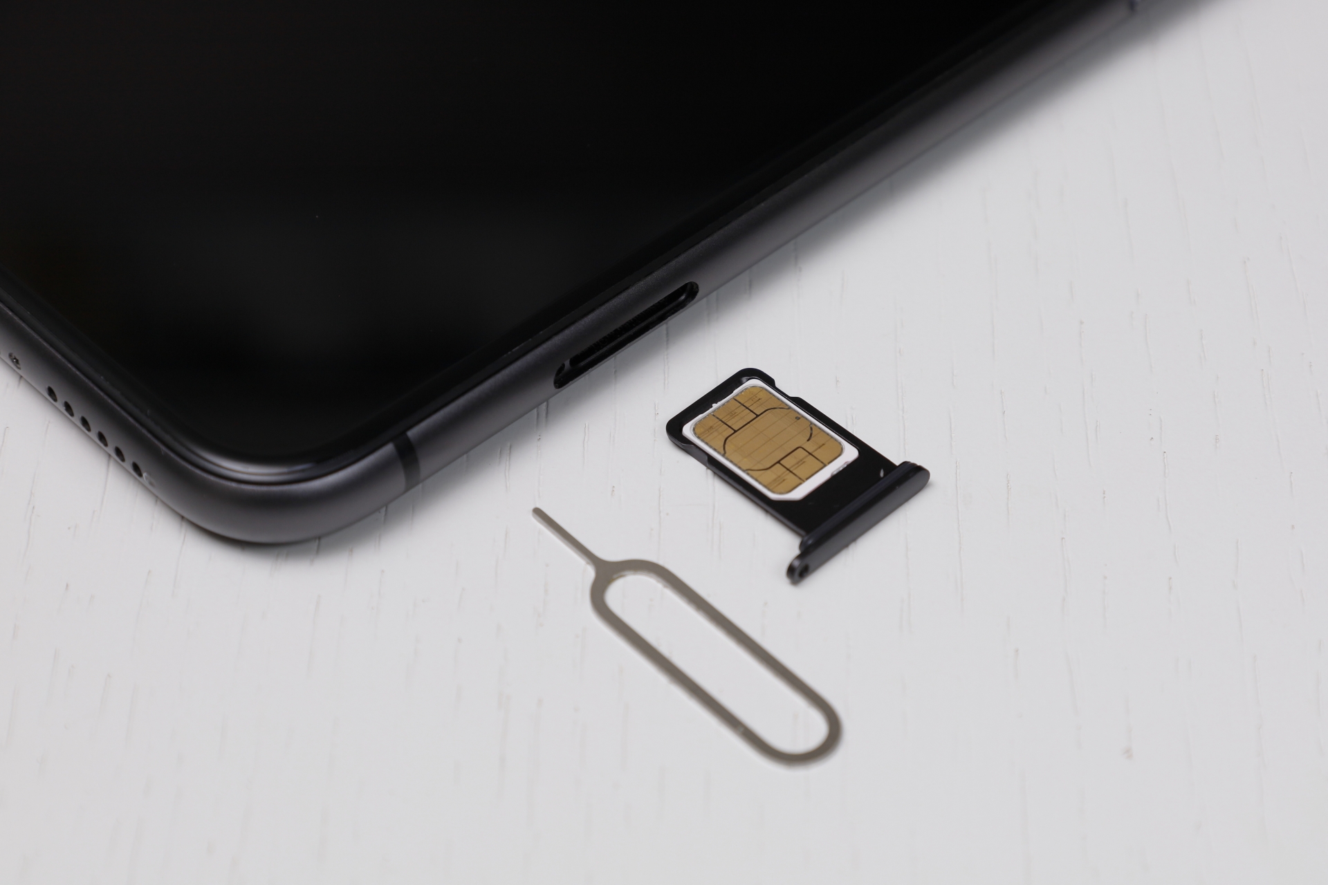 スマートフォンにSIMをセットする