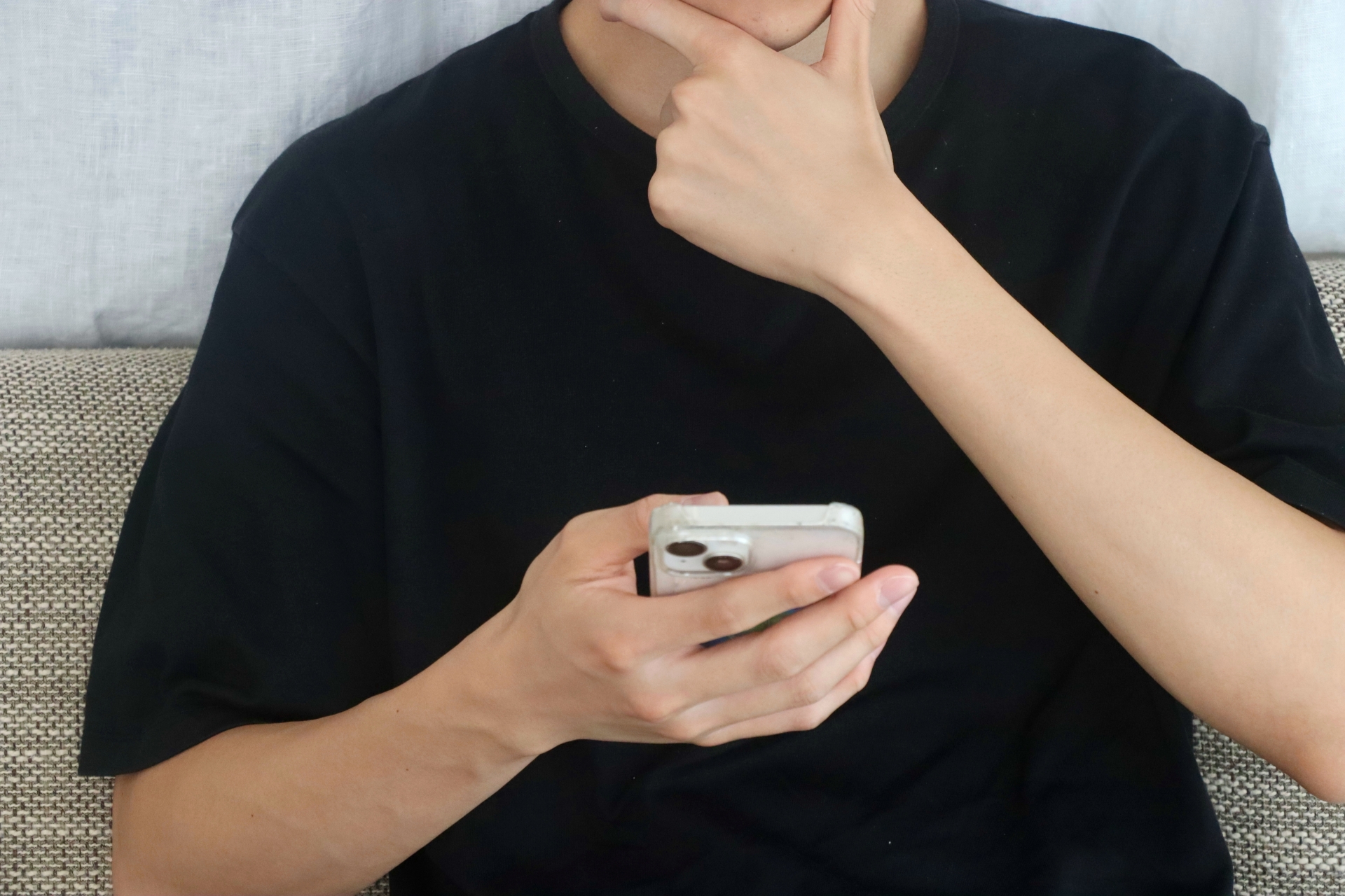 悩む男性