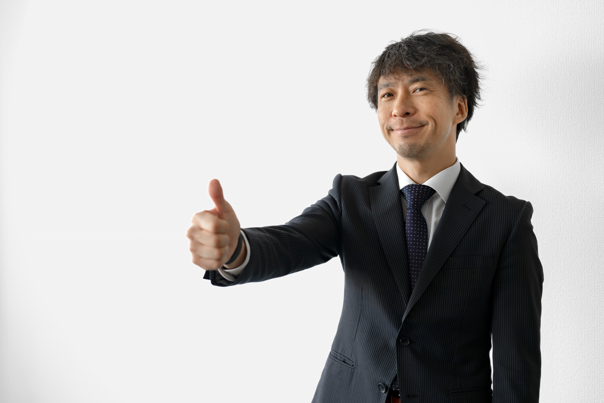 親指を立てるビジネスマン