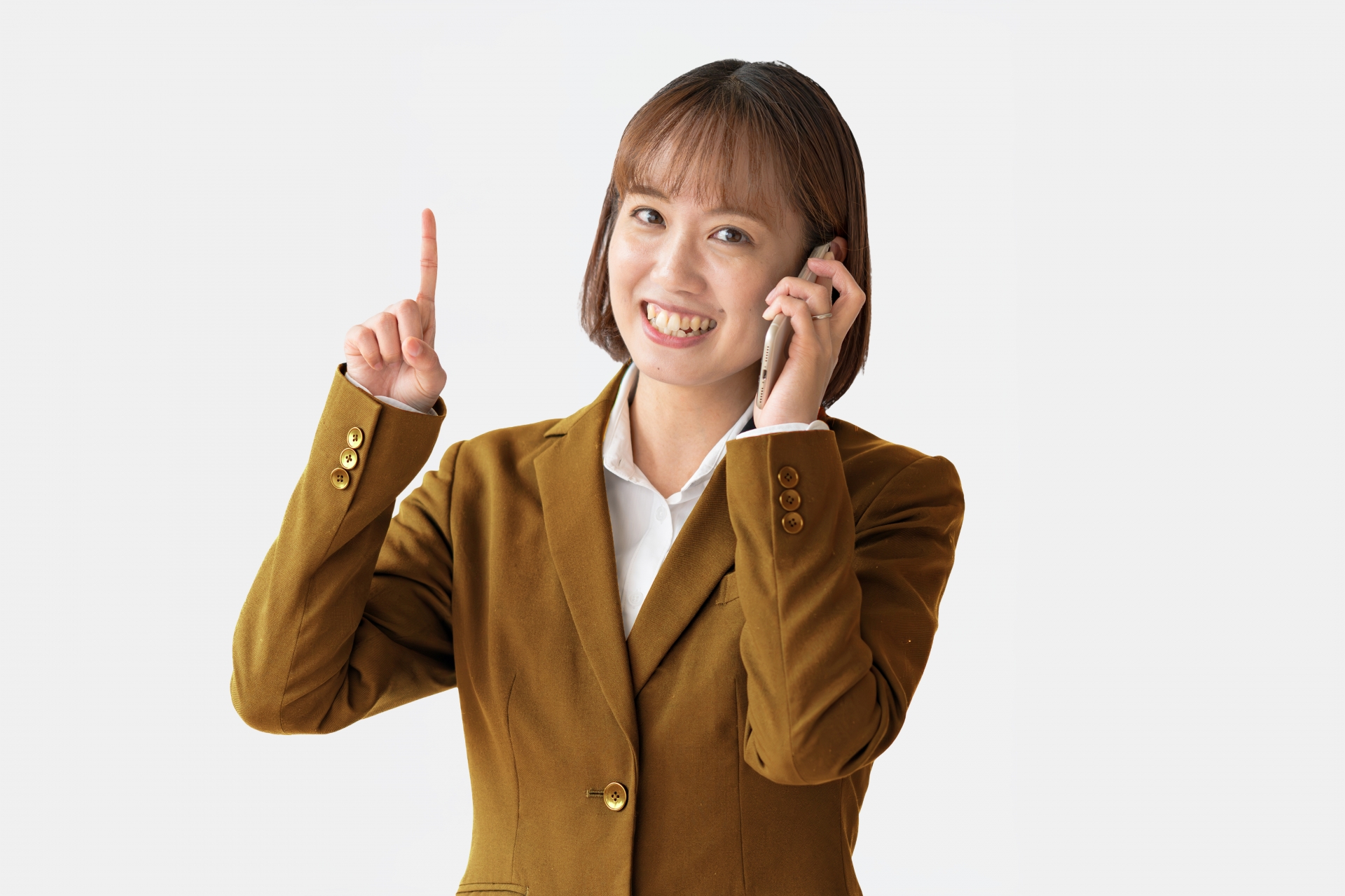 スマホを持って案内するビジネスウーマン