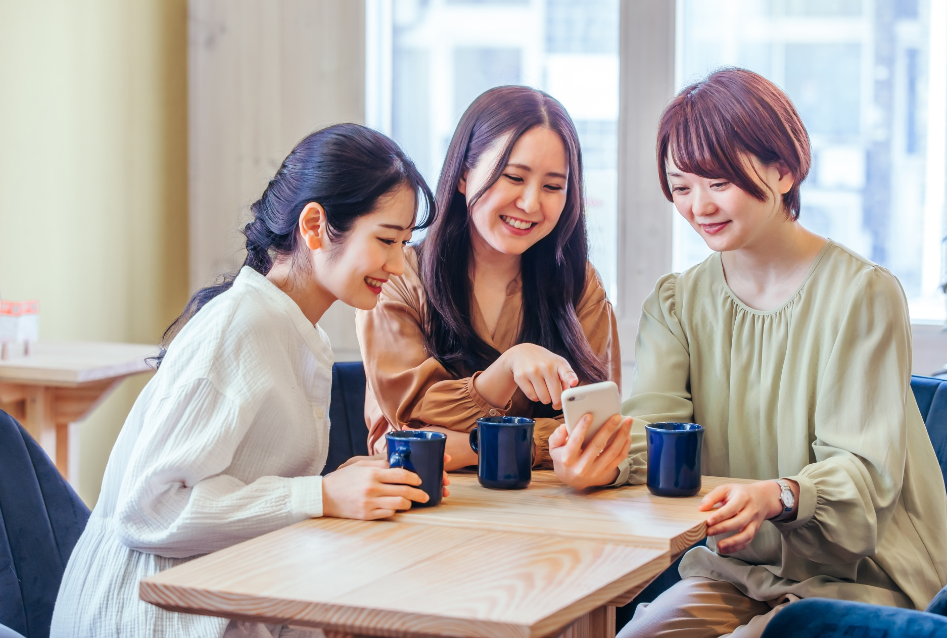 スマホを見て談笑している女性