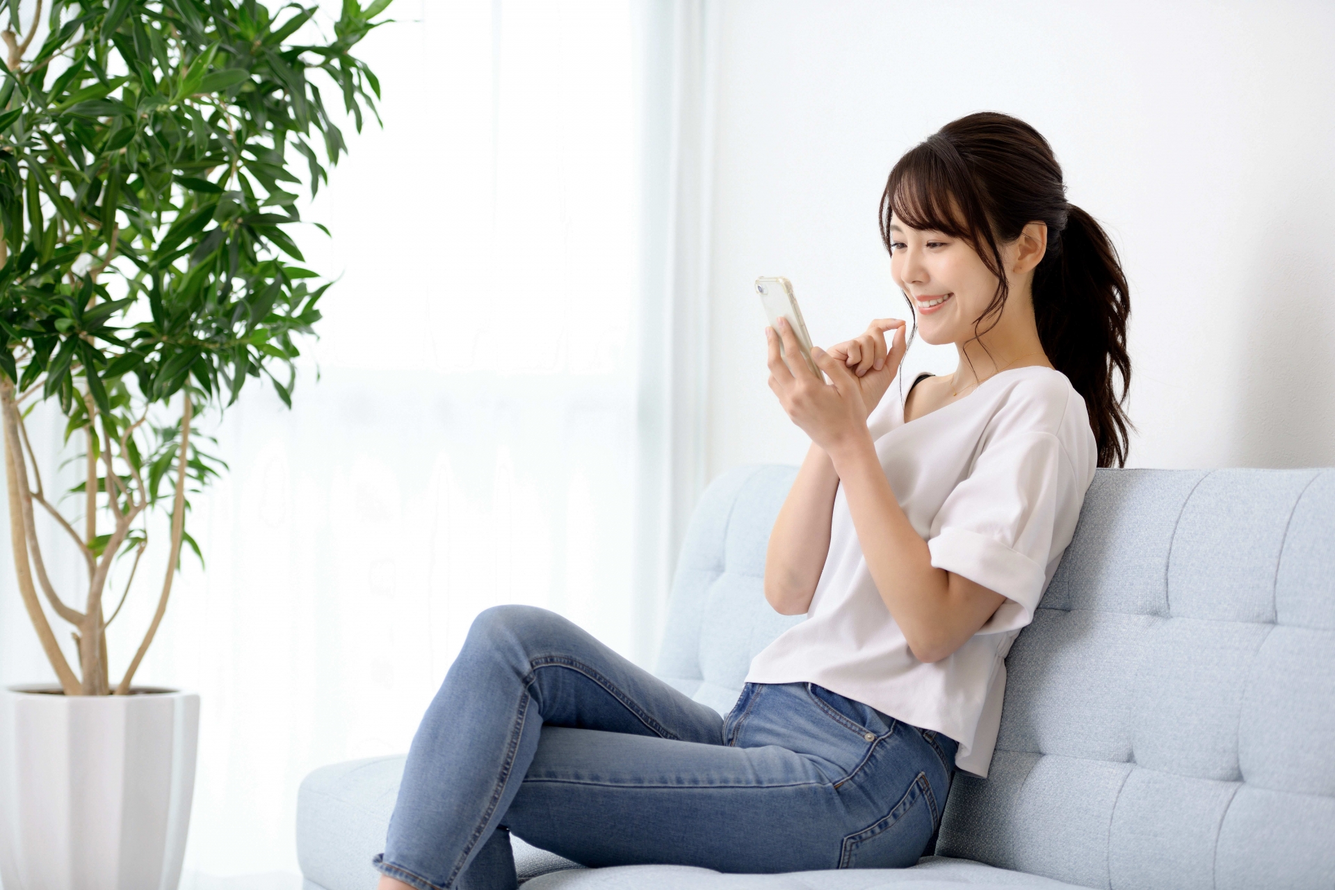 スマホを見る女性