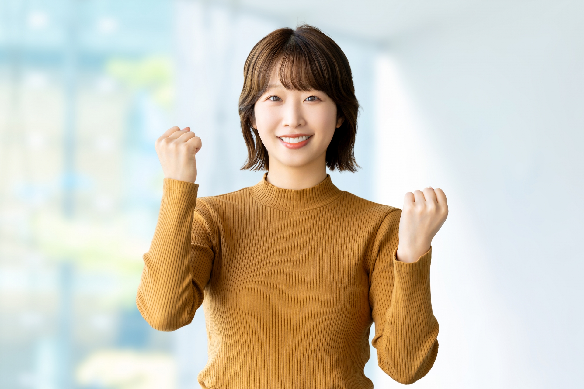 ガッツポーズをする女性