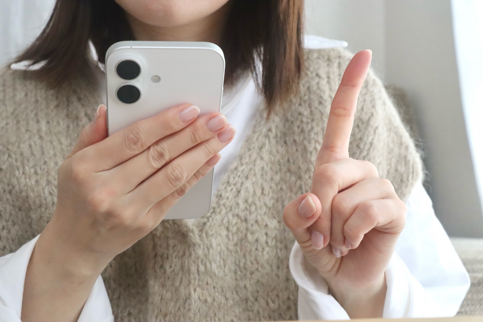 スマホを持つ女性