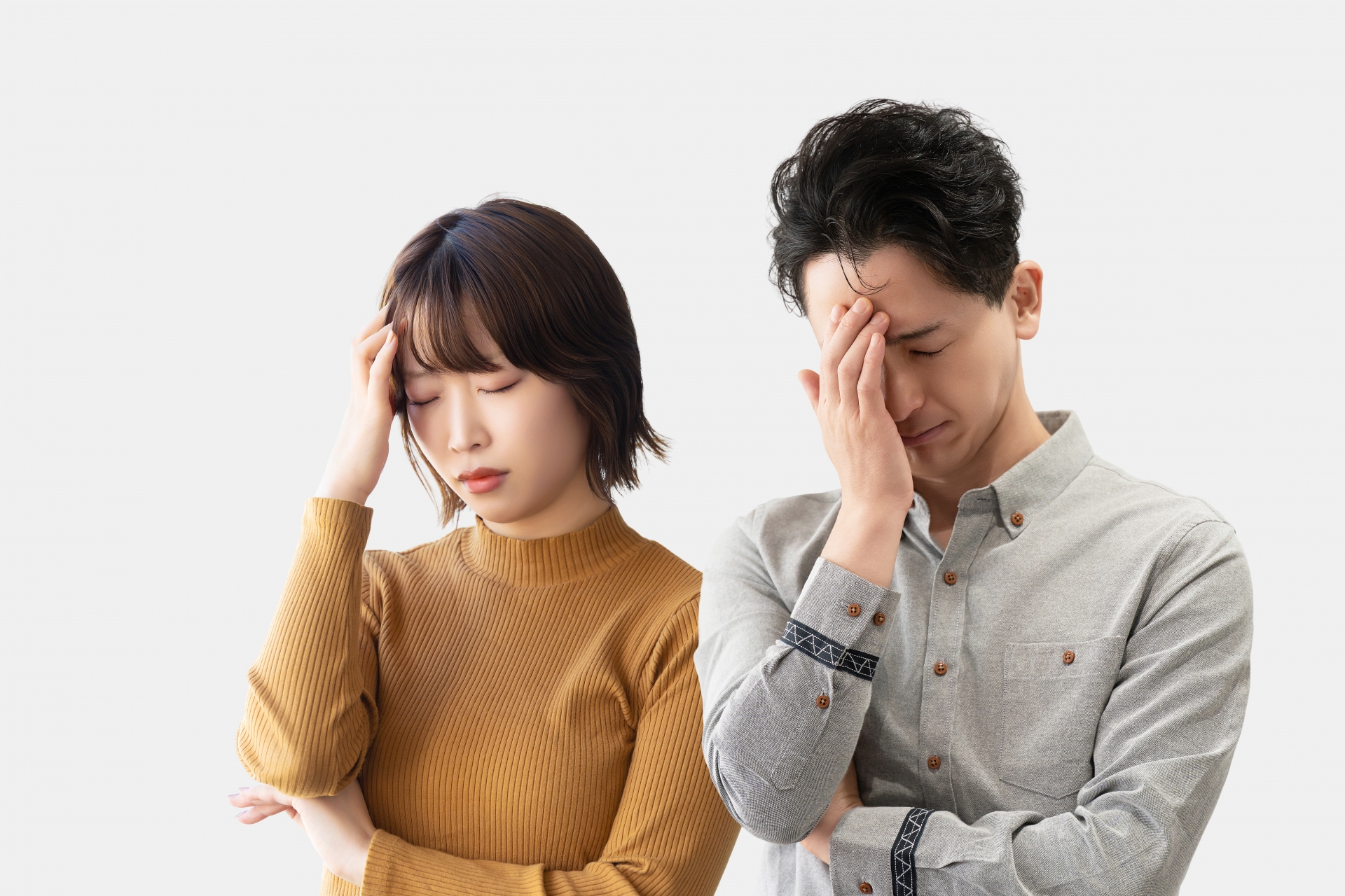 頭を抱える男女