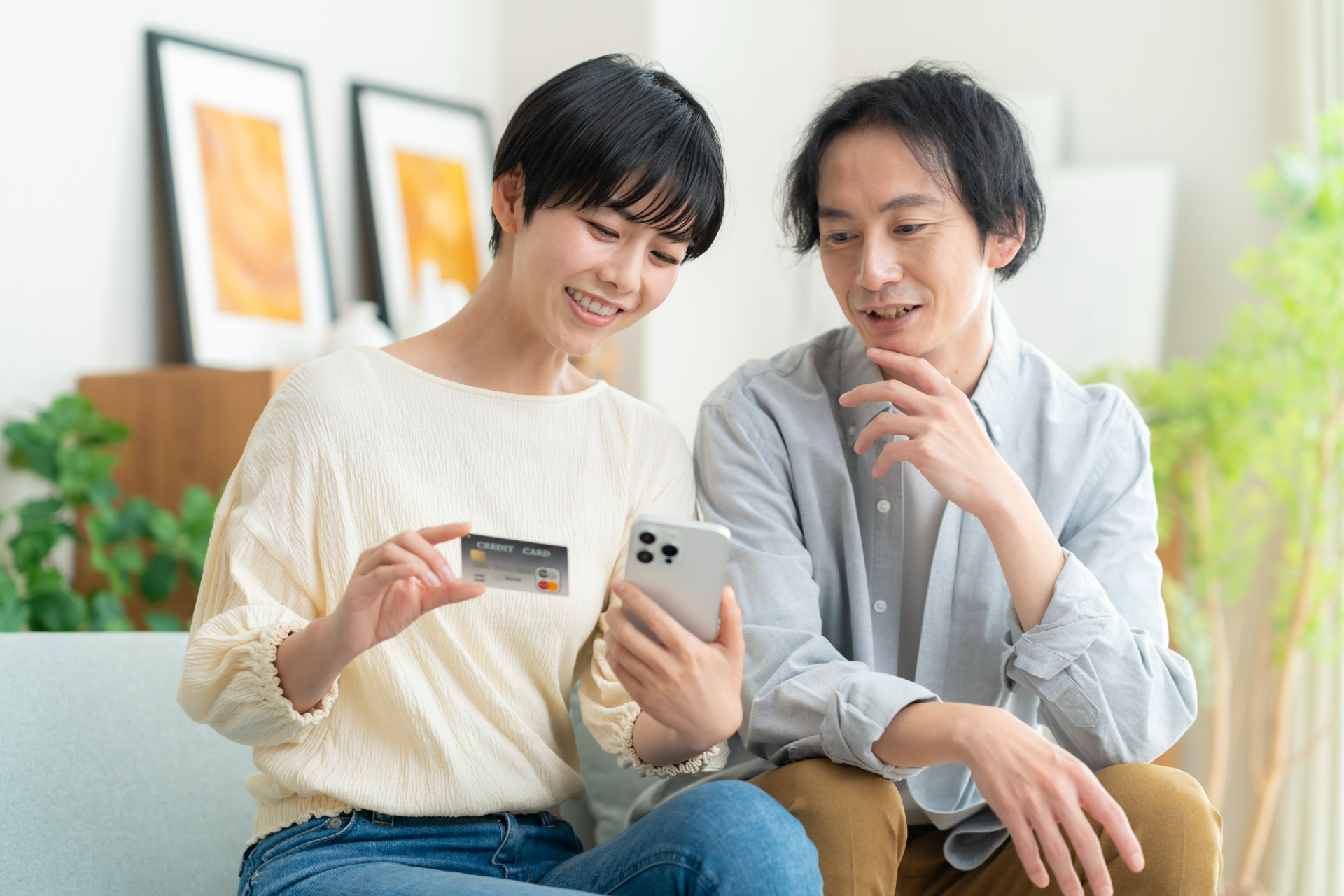 リビングでくつろぐ若い夫婦