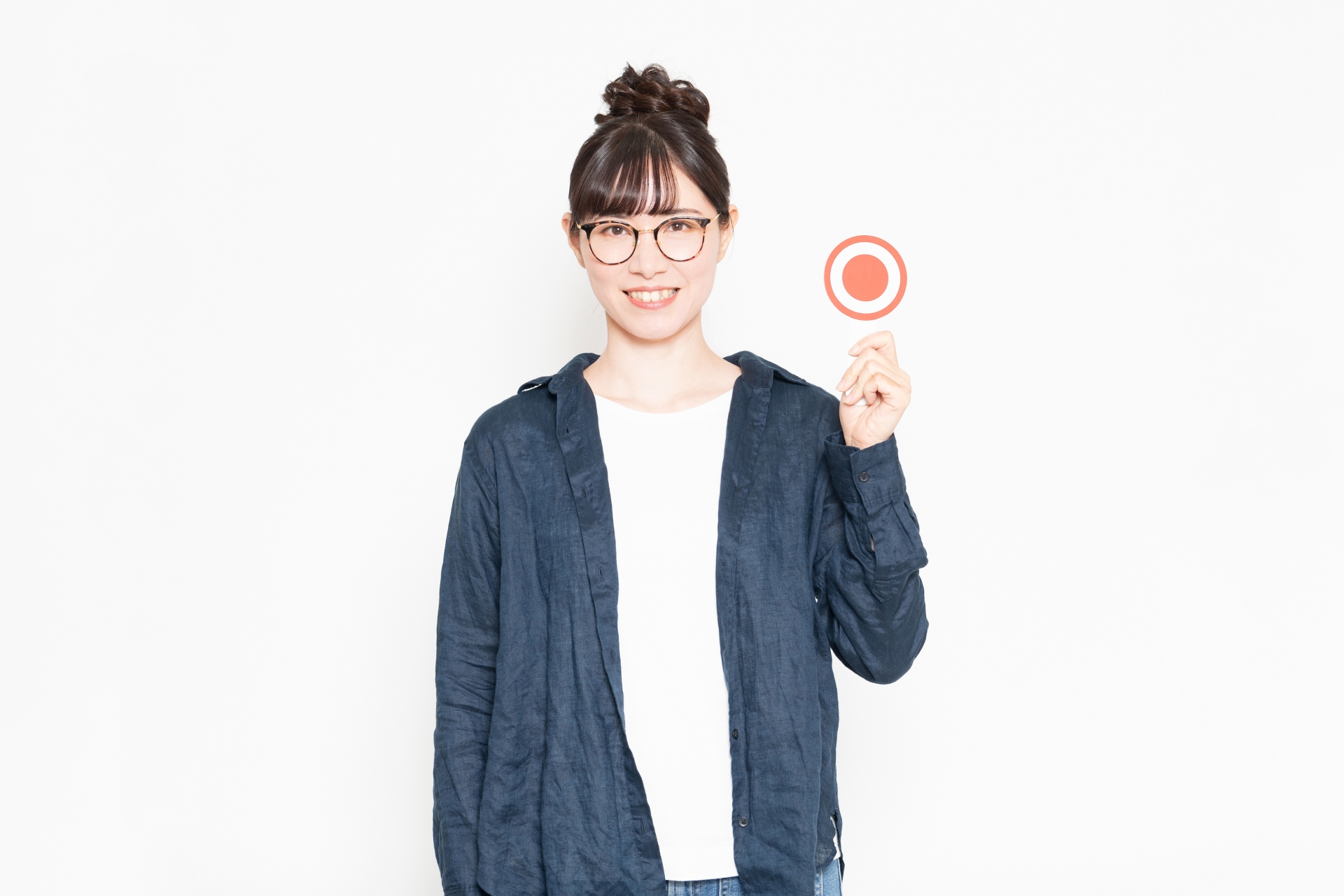OKのプラカードを持つ眼鏡をかけた女性