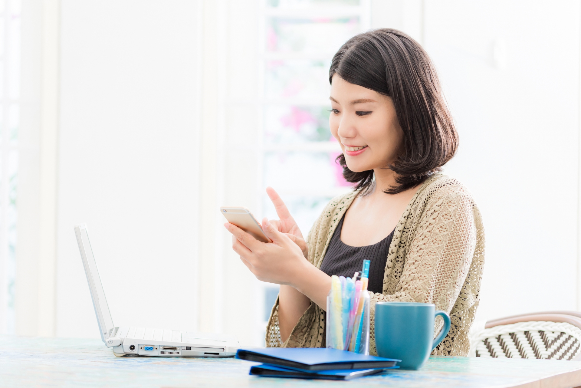 パソコンとスマホを操作する女性