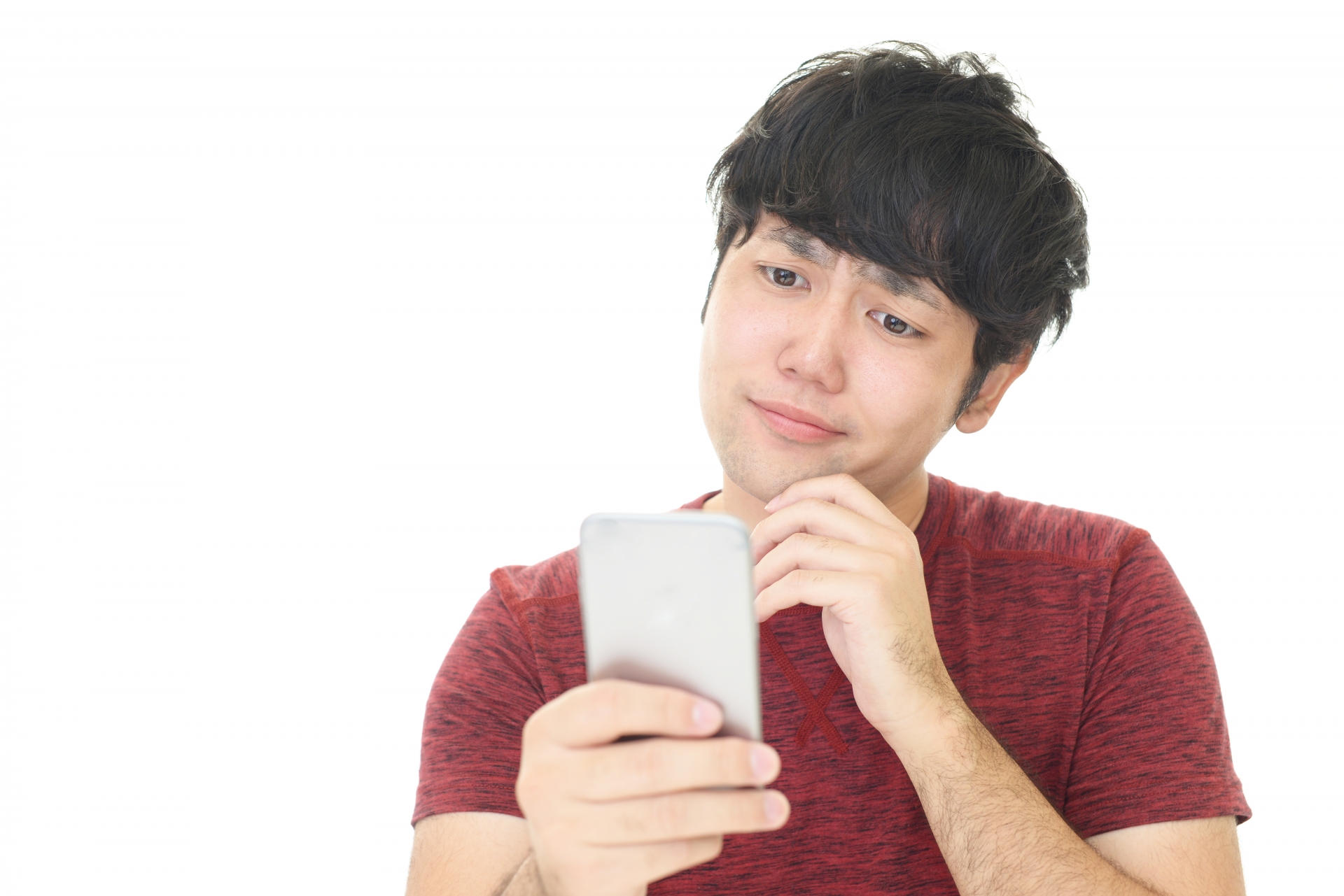 男性　スマートフォン　悩む