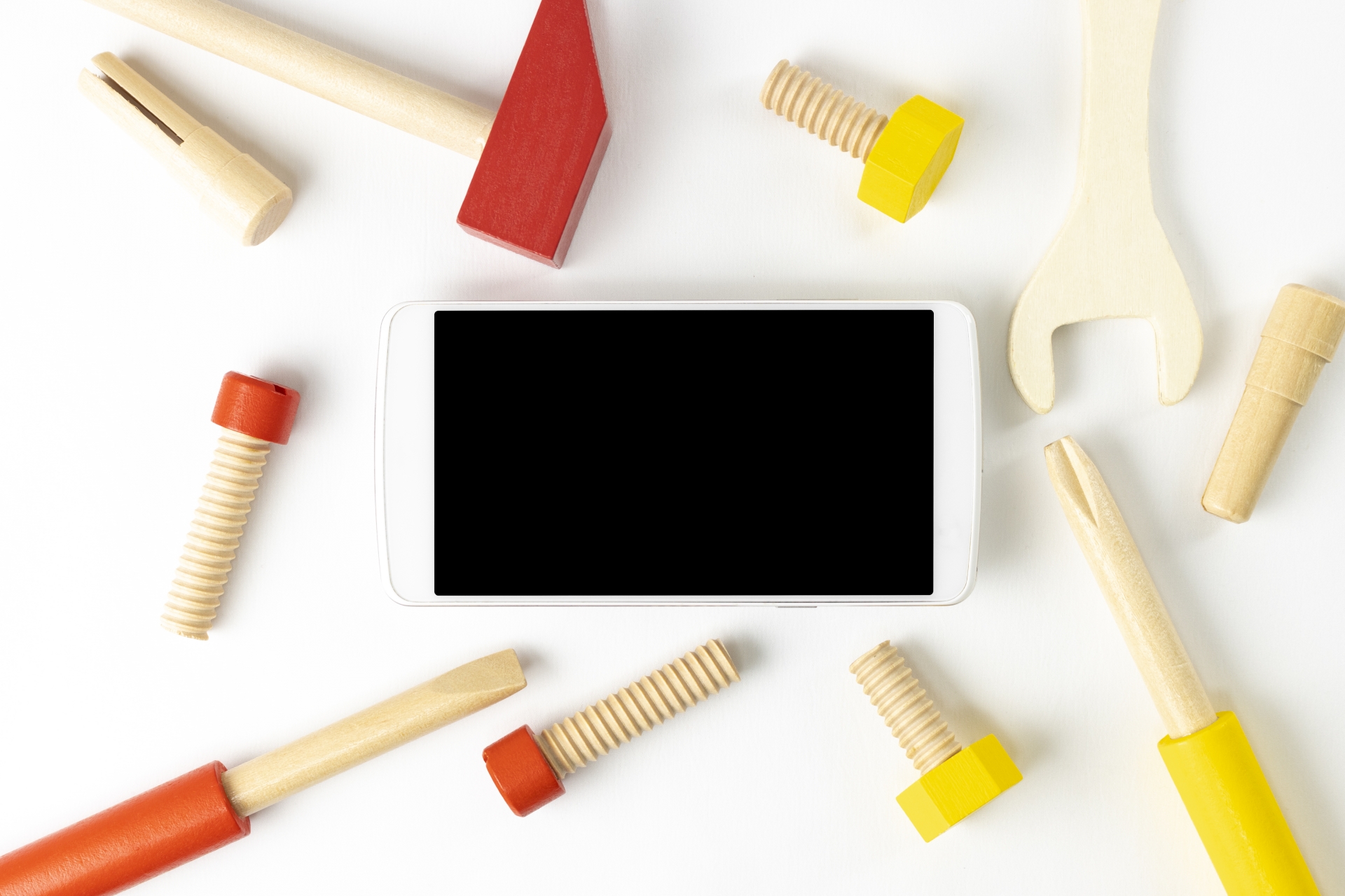 おもちゃの工具と、スマートフォン