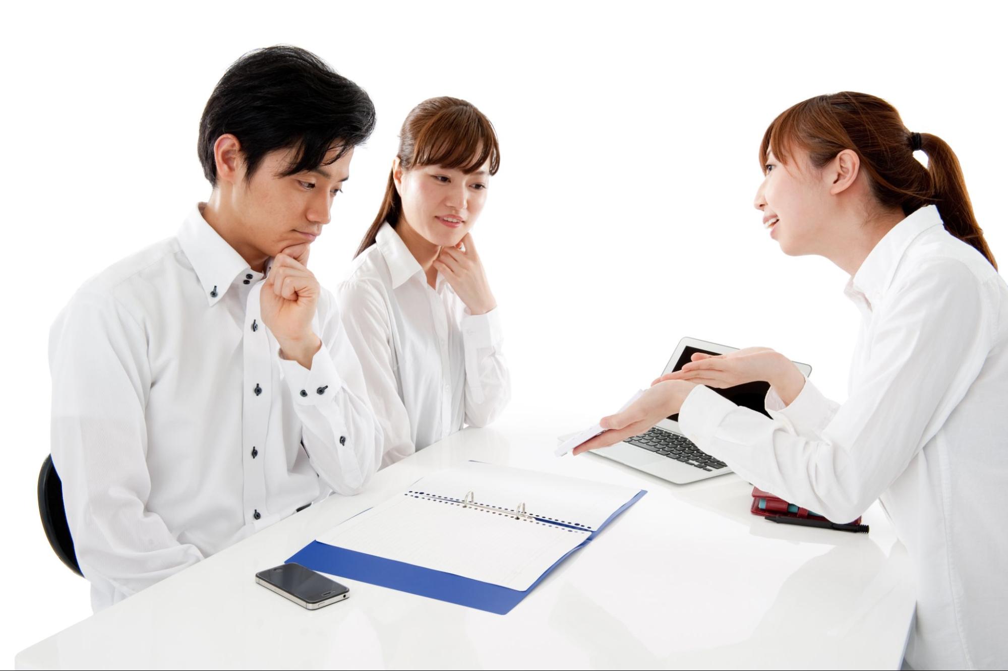 若いカップルの商談のイメージ