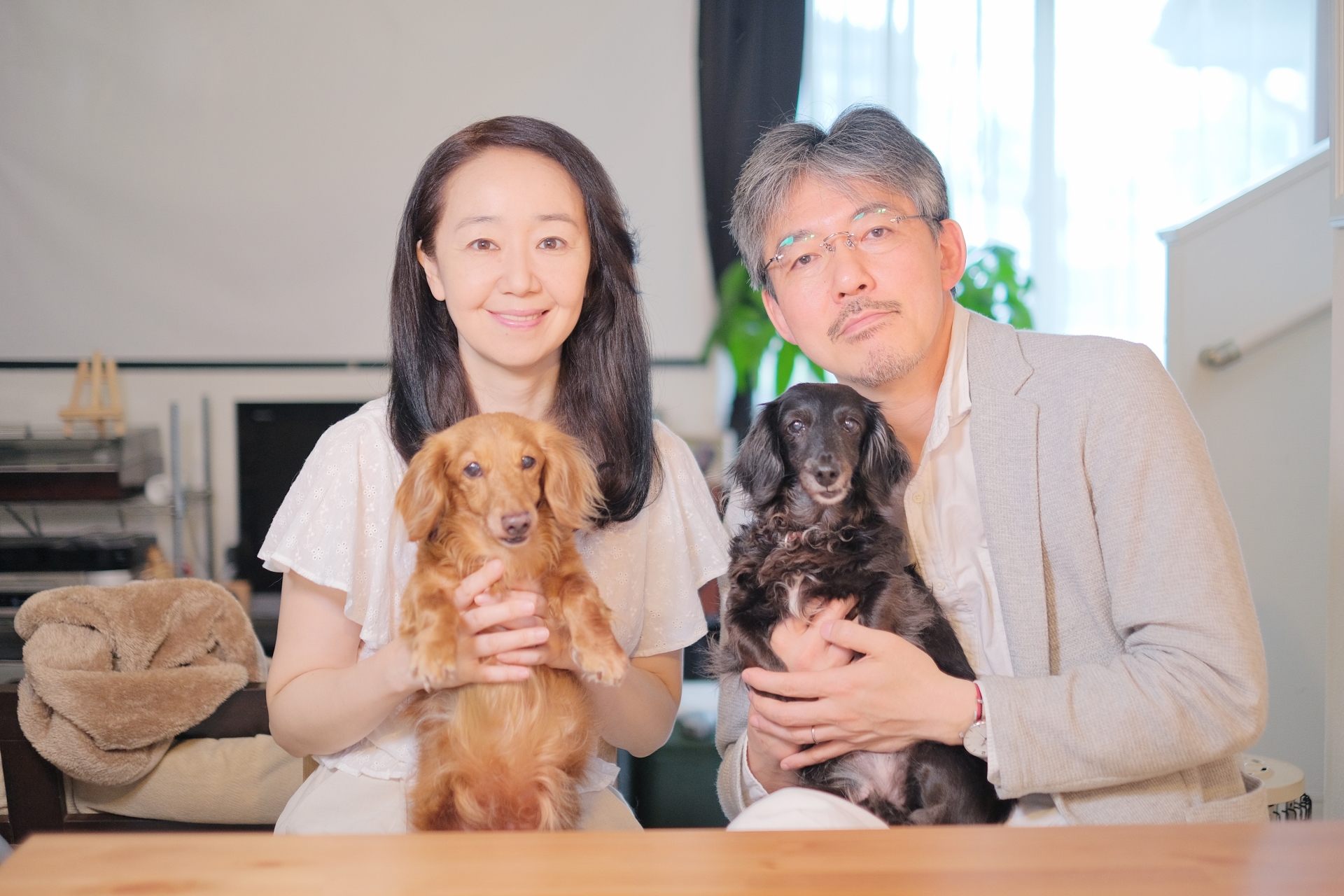 夫婦とペットの犬