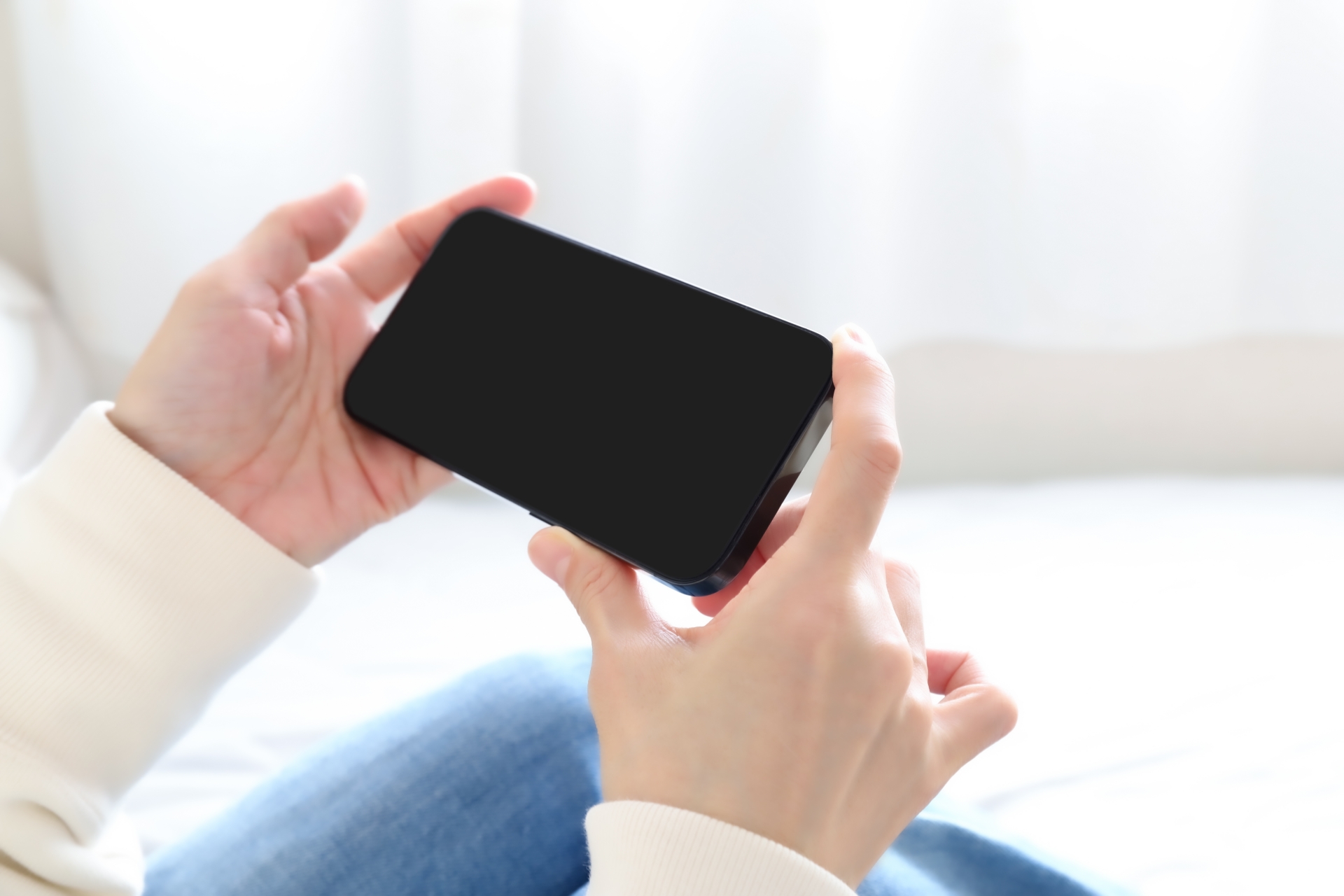 スマホを見る女性