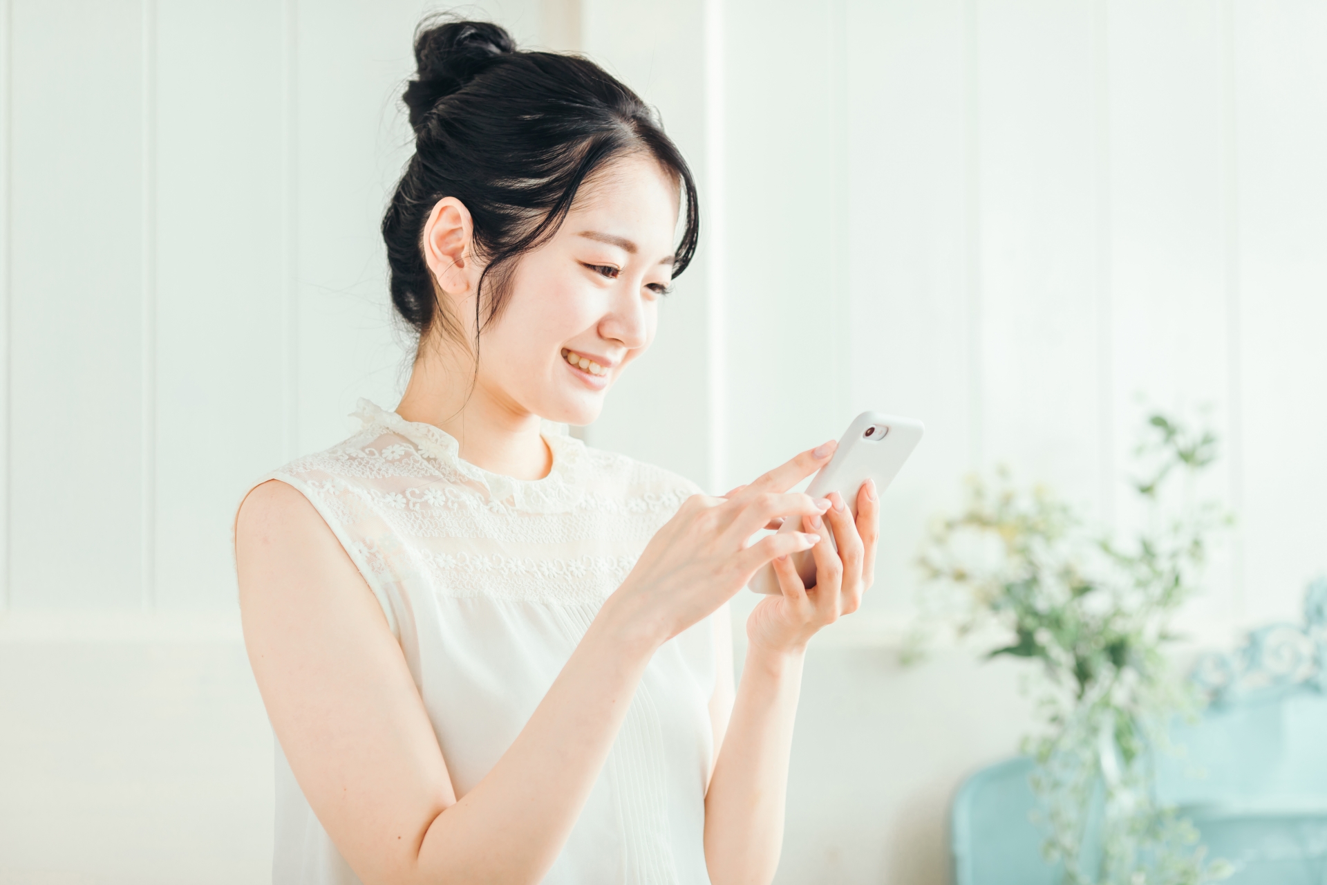 スマホを操作する女性
