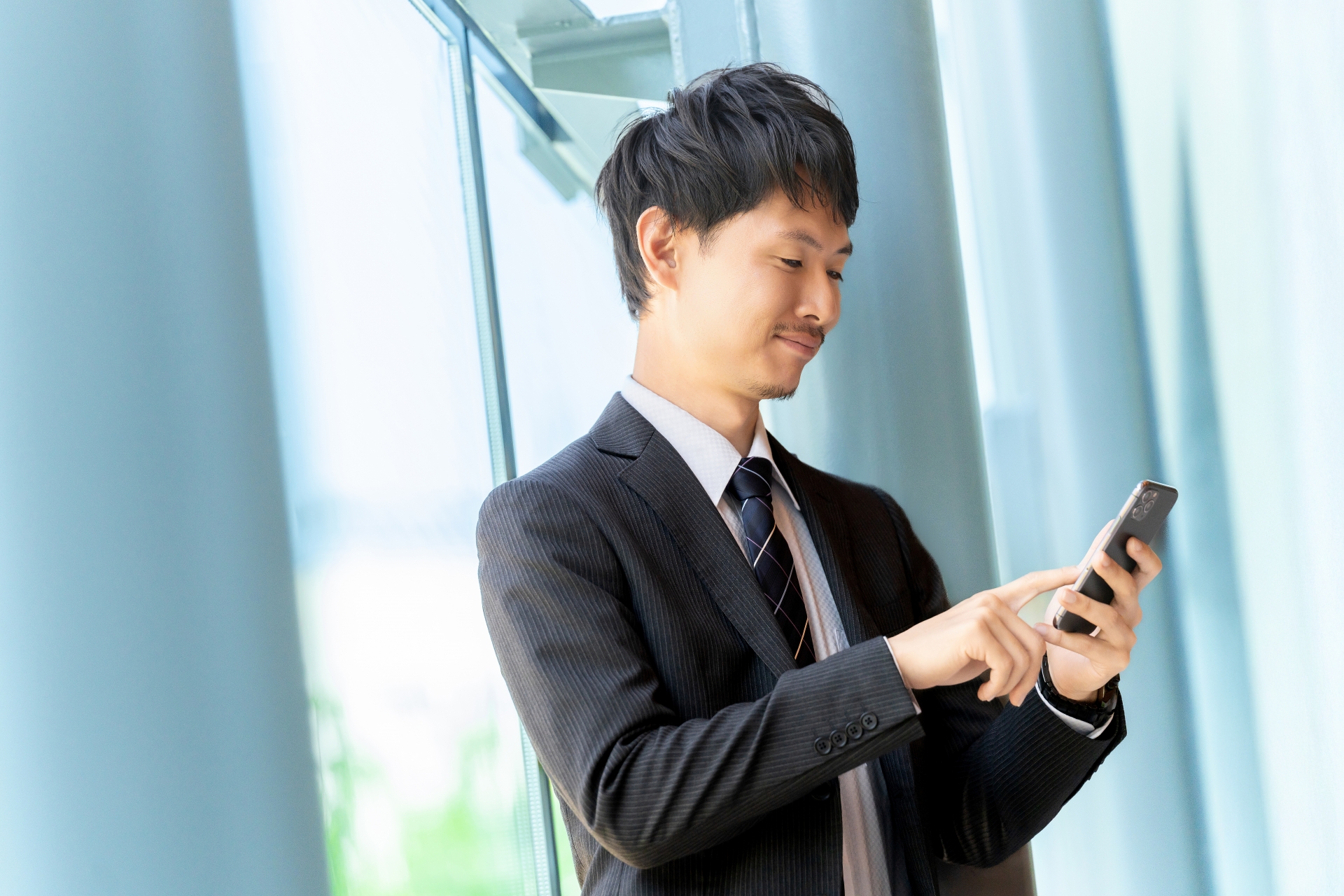 スマホを使う男性ビジネスマン