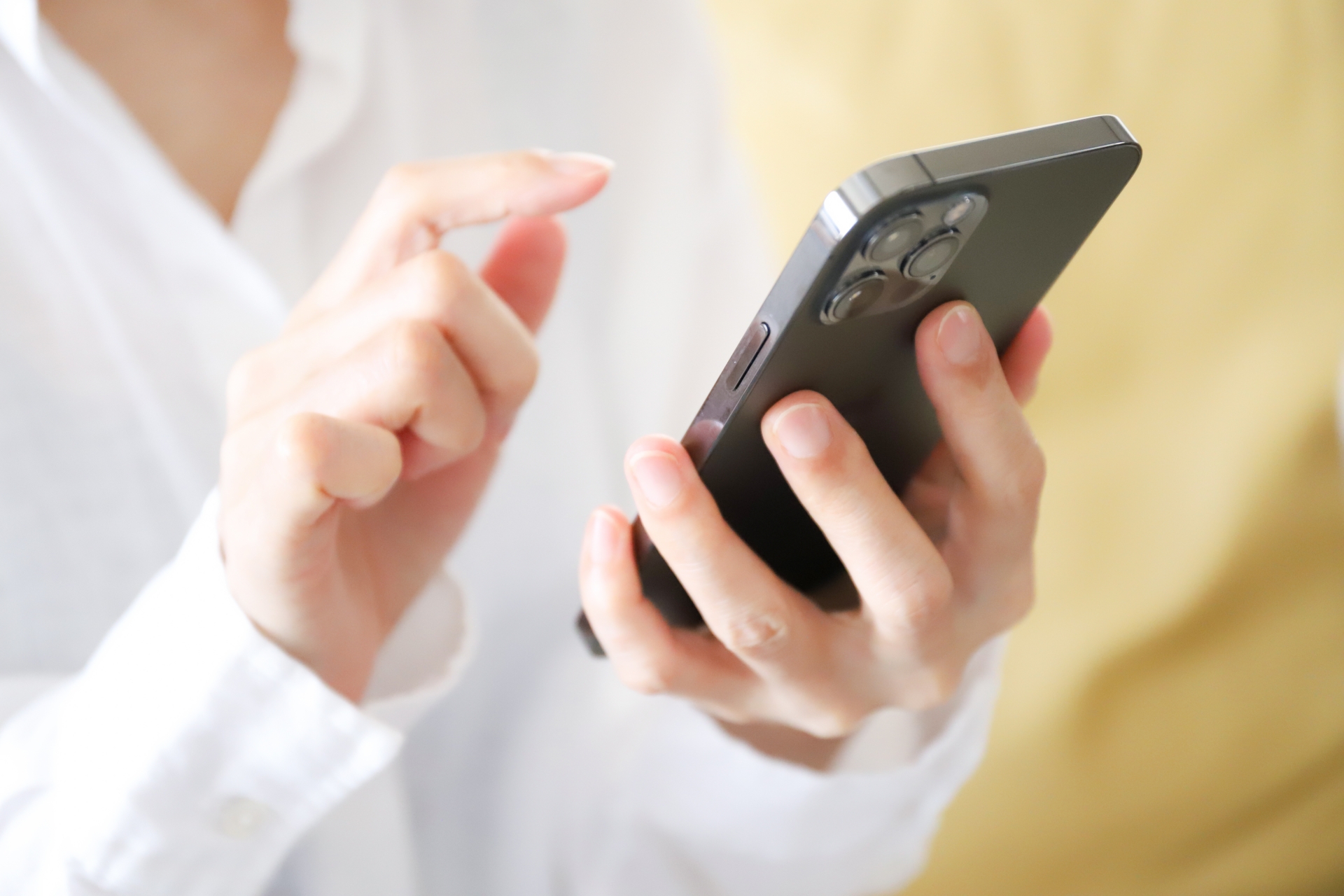 スマホを触る手元