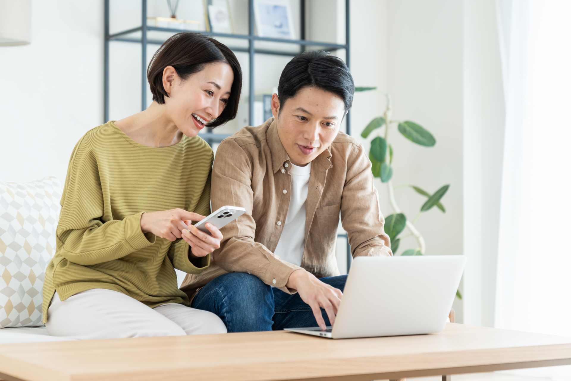 リビングで相談するミドルの夫婦