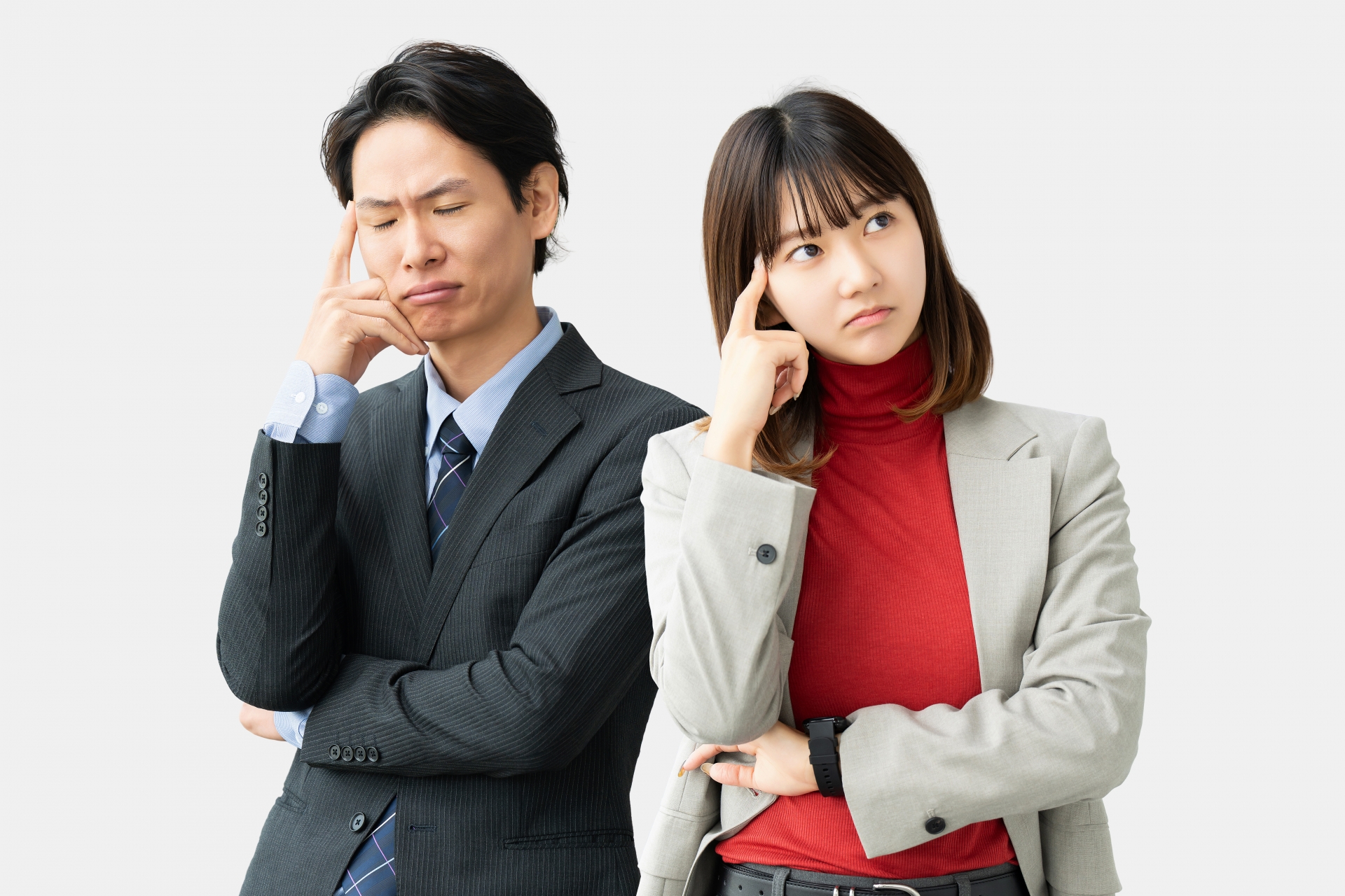 考える男女