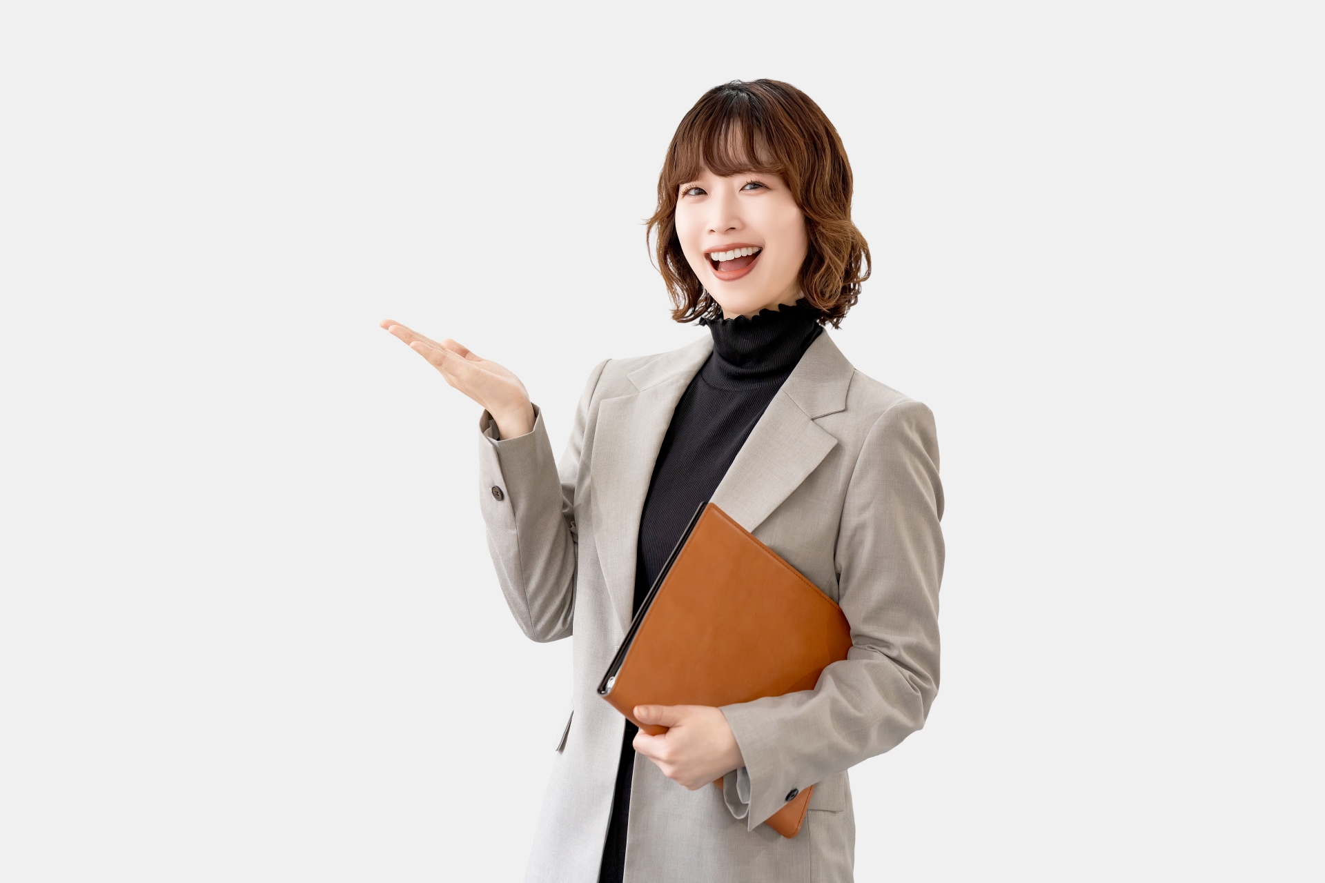 手のひらを差し出して案内するビジネスパーソン