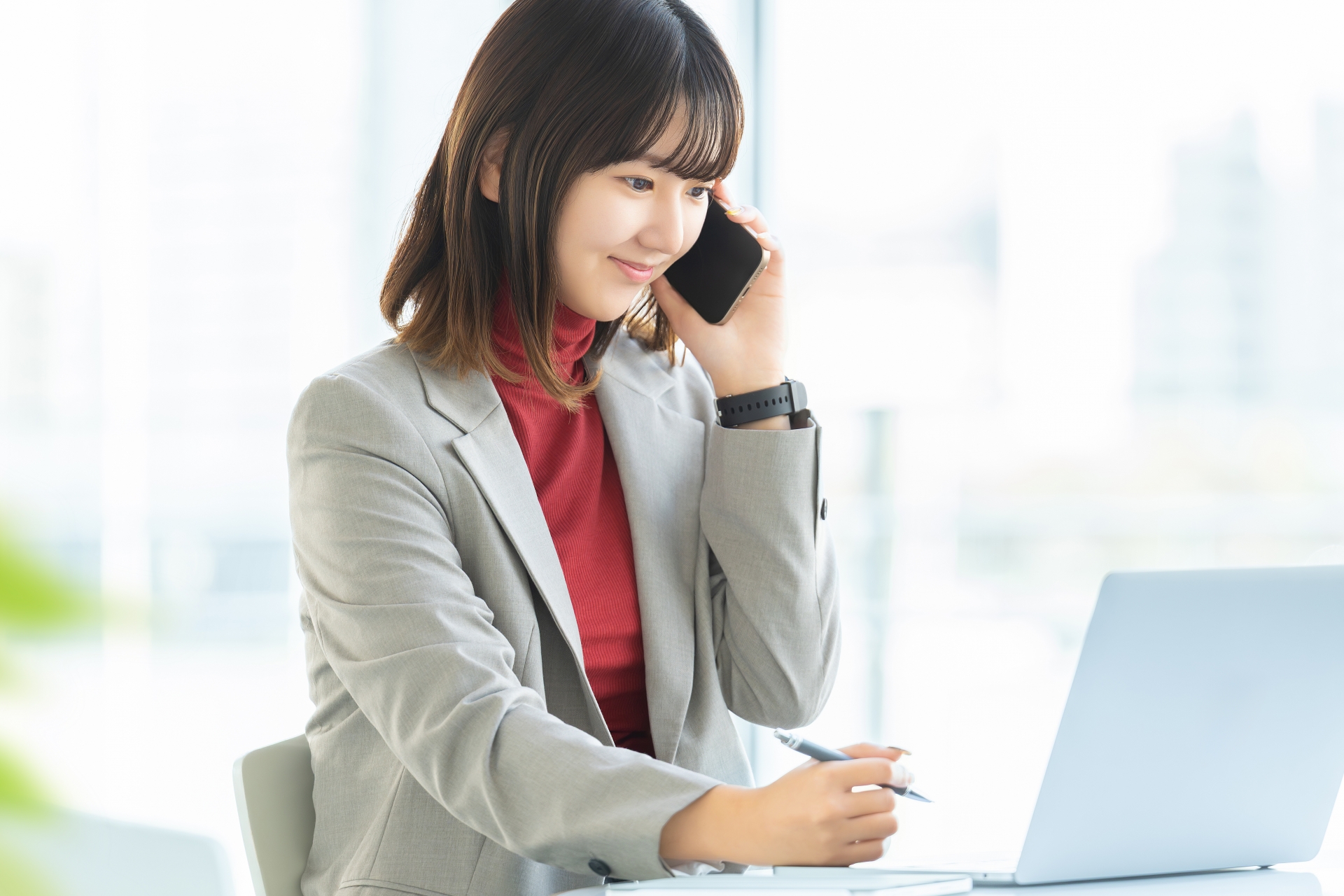 デスクワークをする女性
