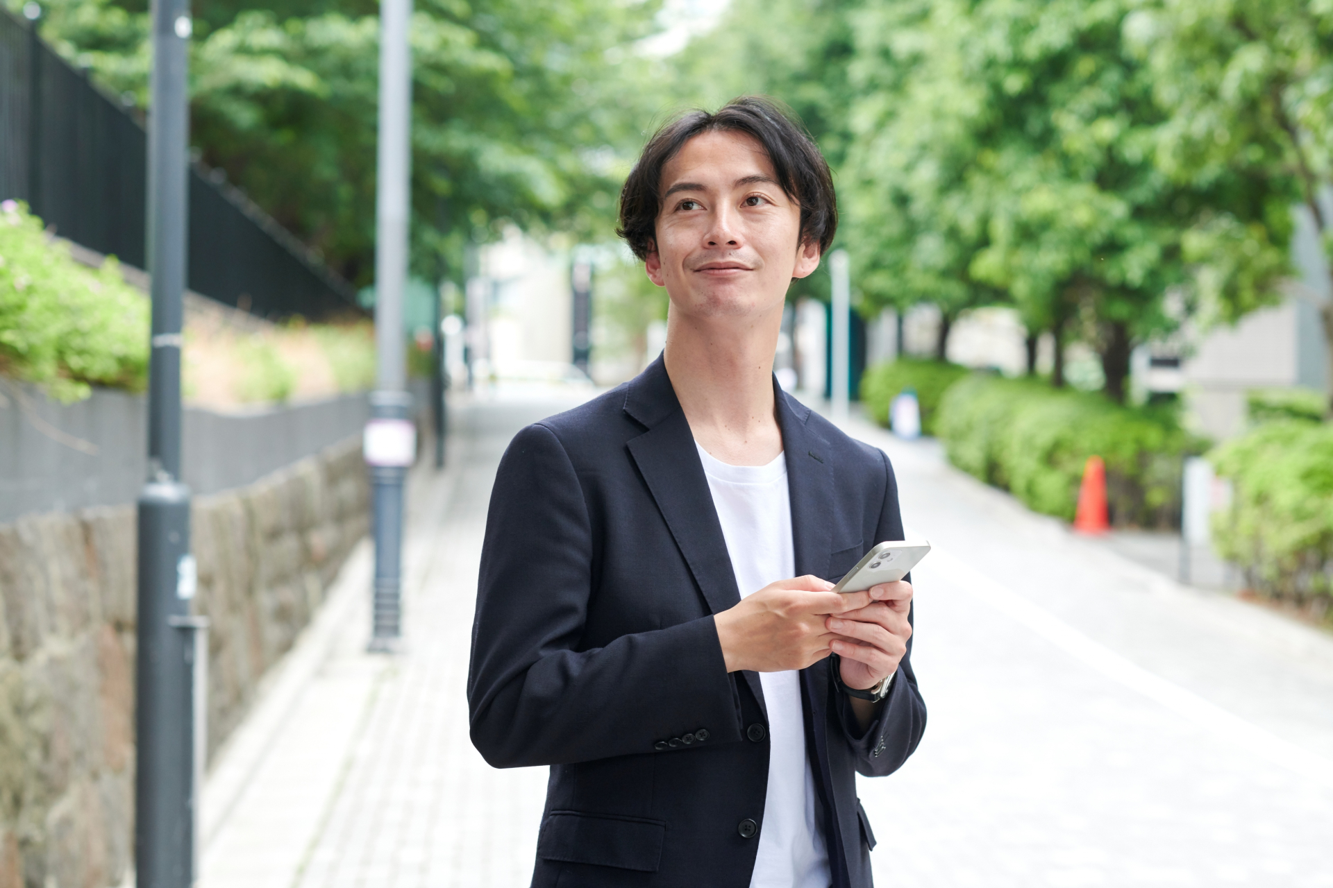 道端でスマホを使う男性