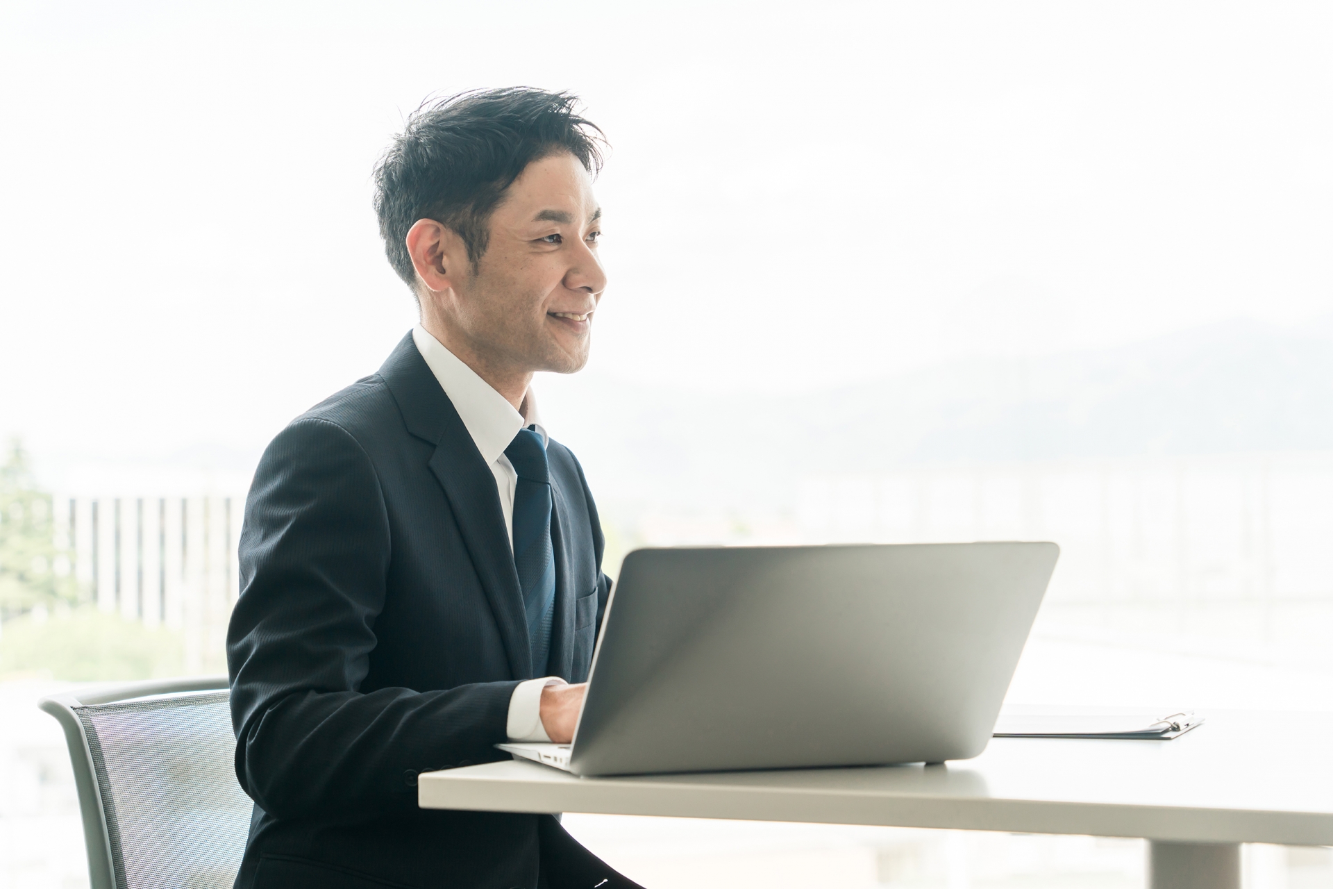 オフィスで会議を行うビジネスマン男性