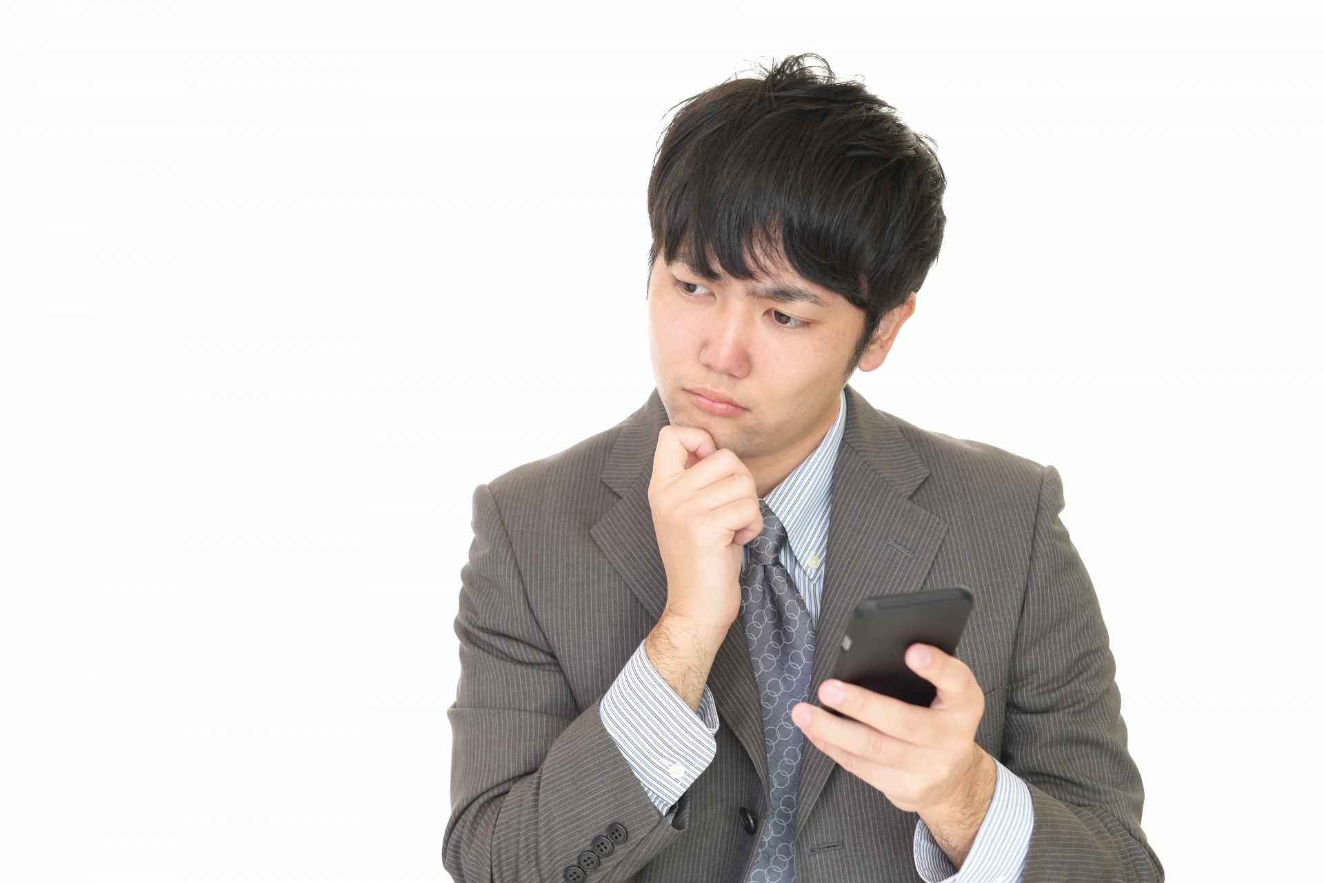 スマートフォンを持って考える男性