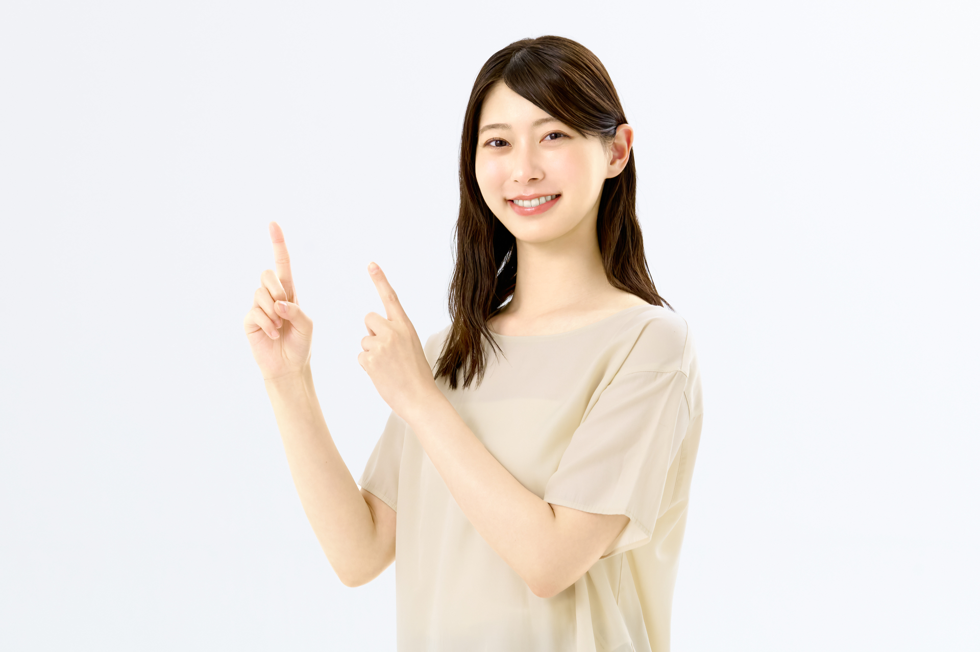 両手で指差しする若い女性