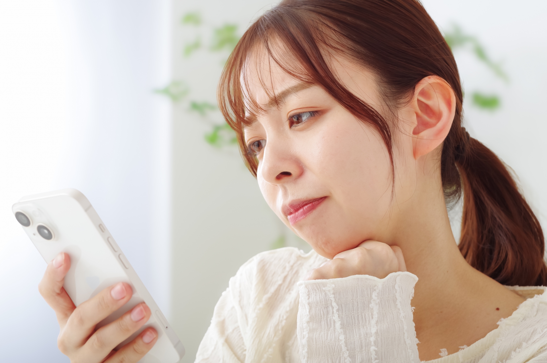 悩む女性