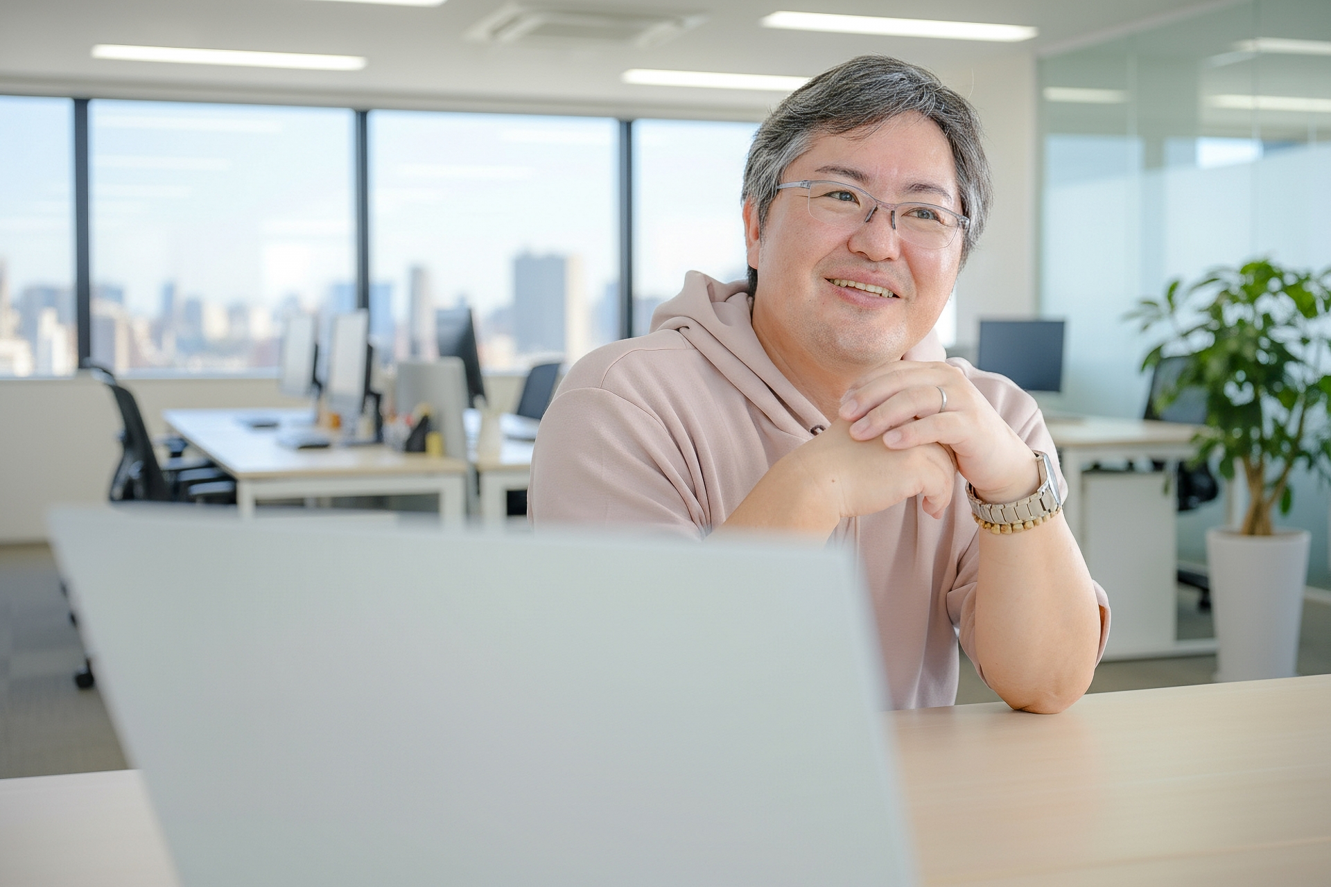 笑顔で話しを聞く男性