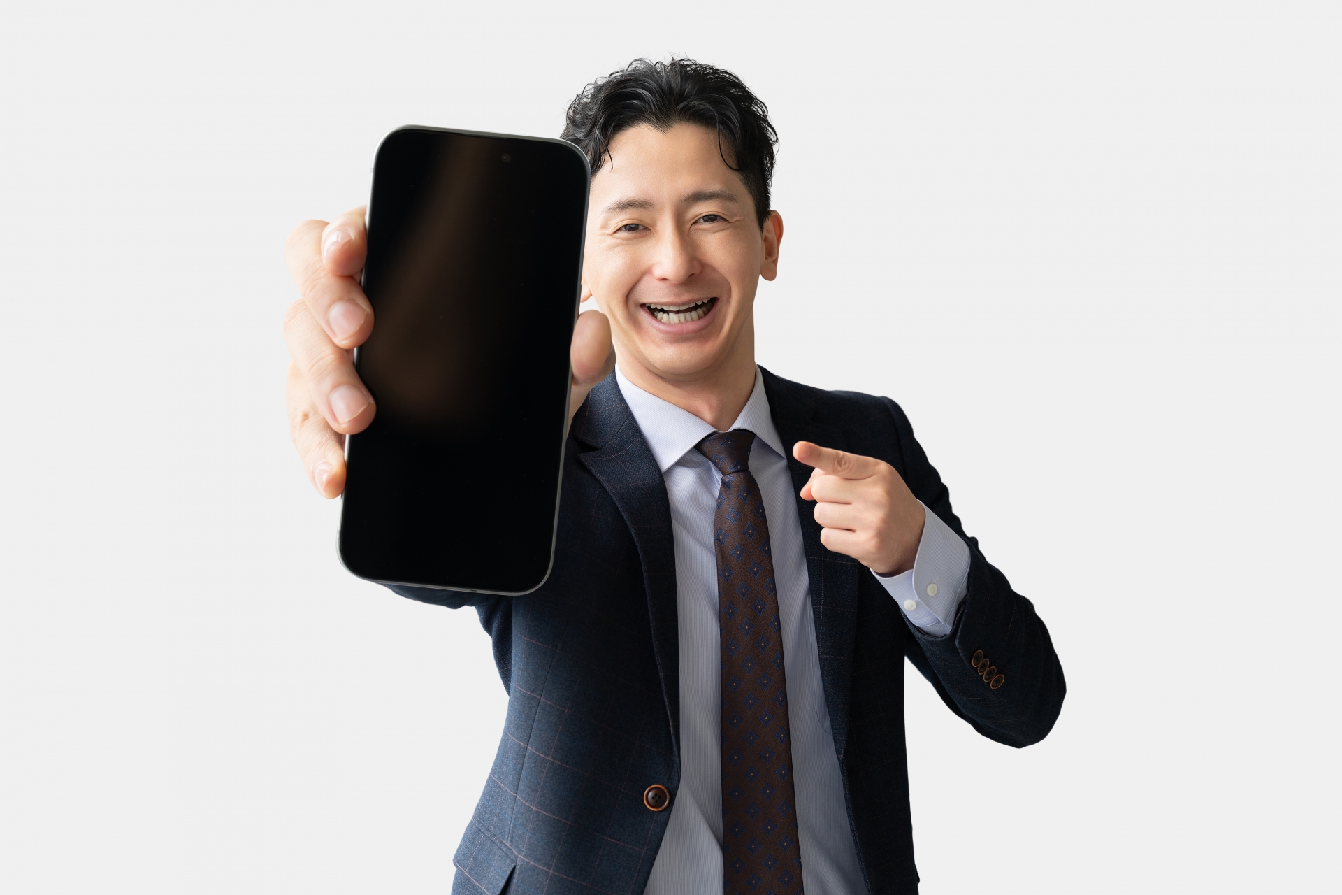スマホの画面を見せる男性